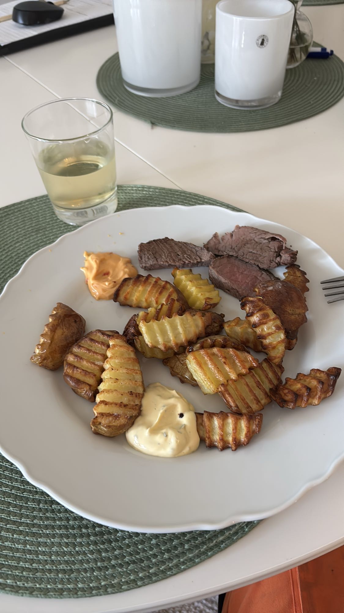 Biff med pommes och sås