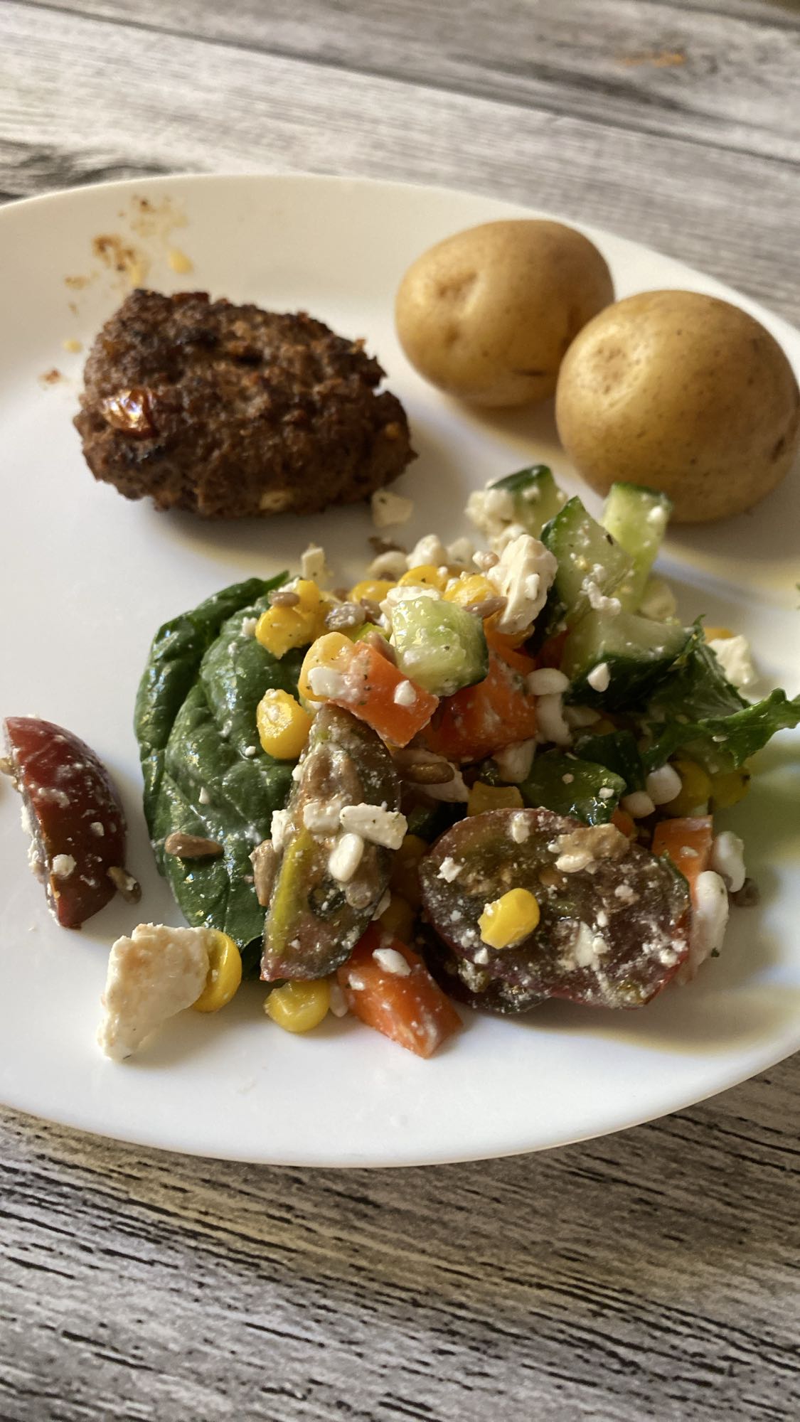 Köttfärsbiff med potatis och sallad