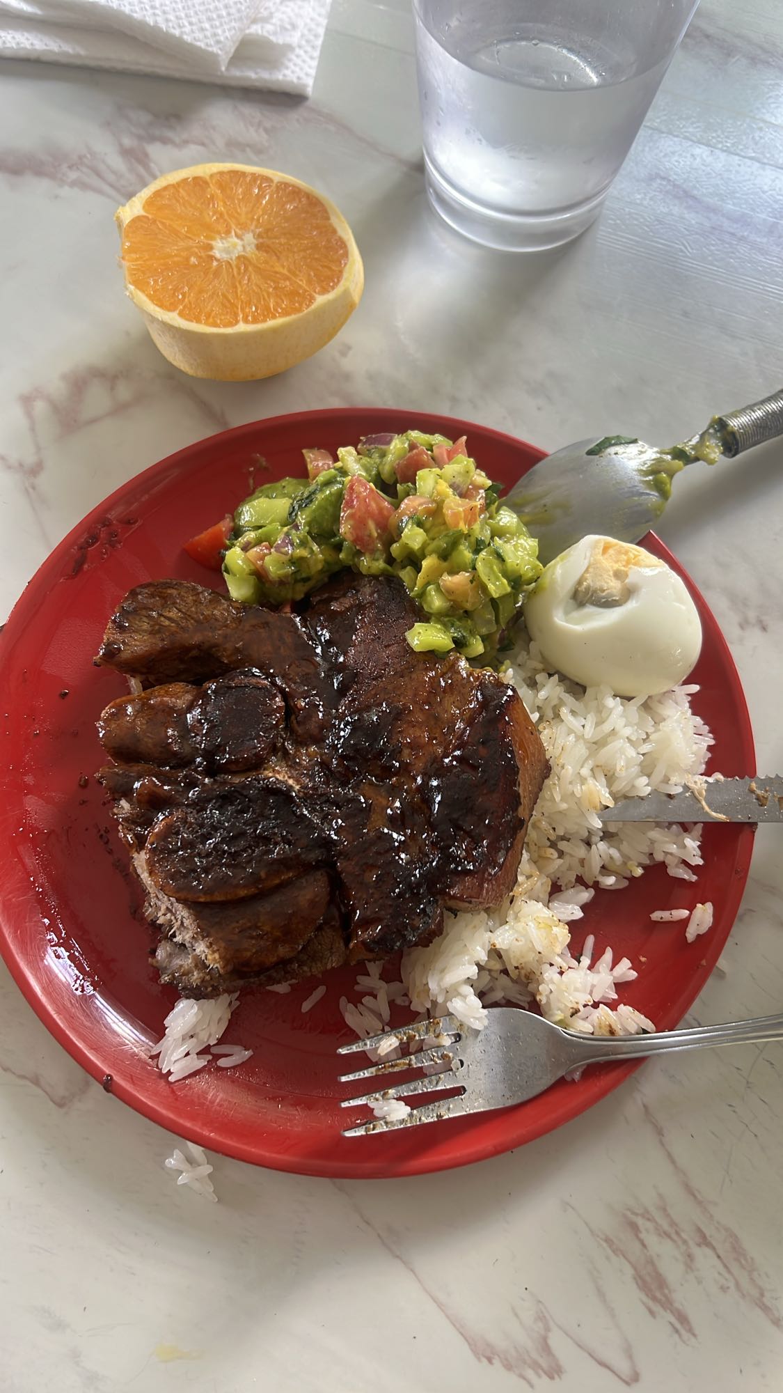 Carne con arroz y ensalada