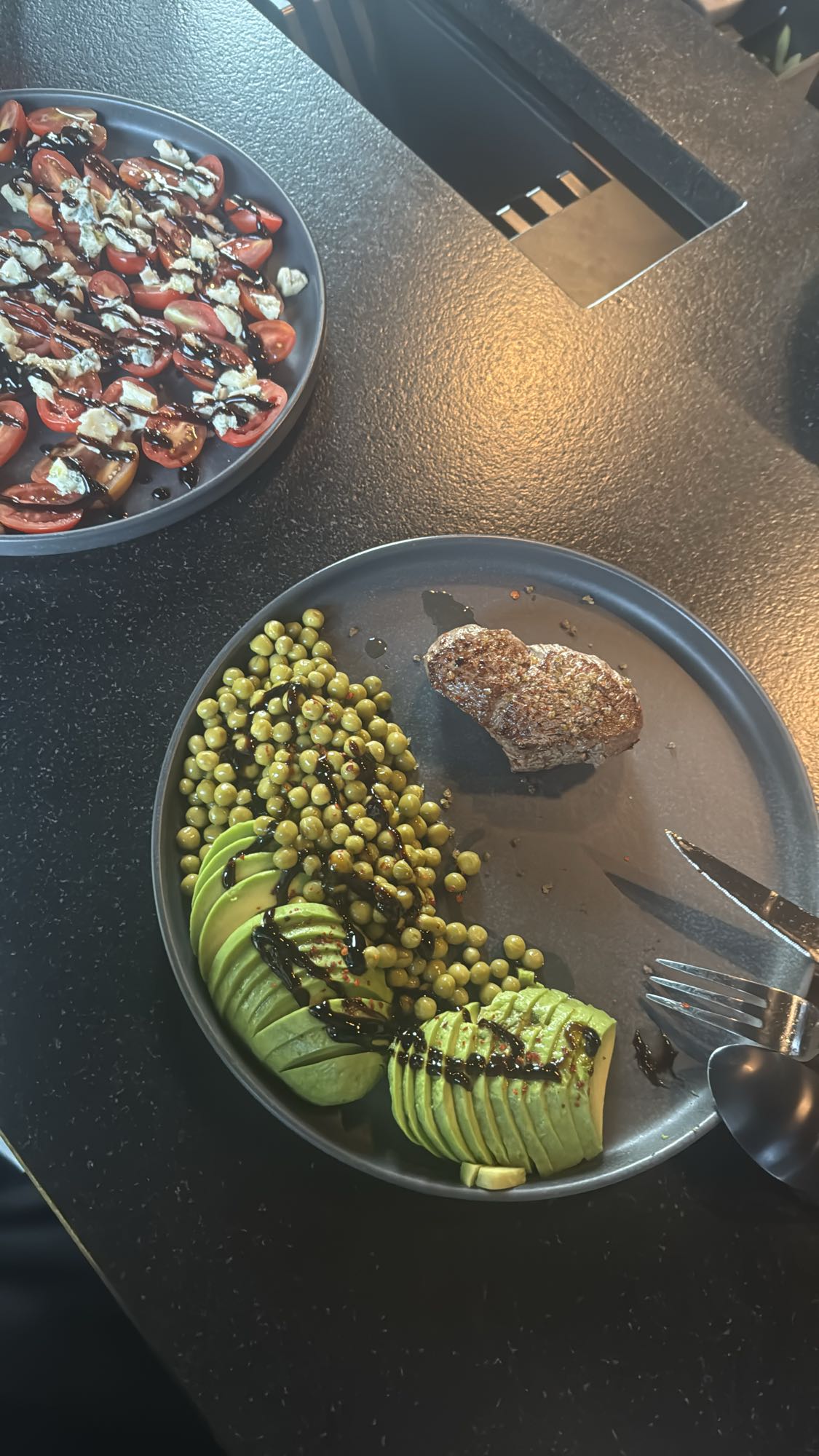 Stek z warzywami i sałatka