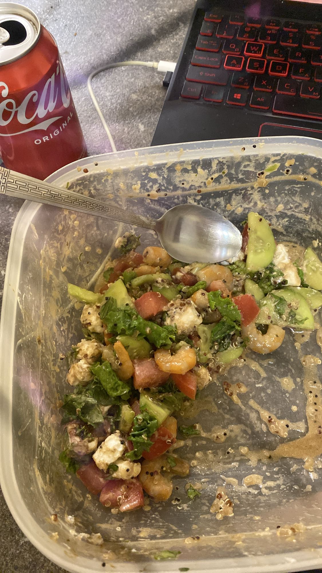 салат с креветками и киноа