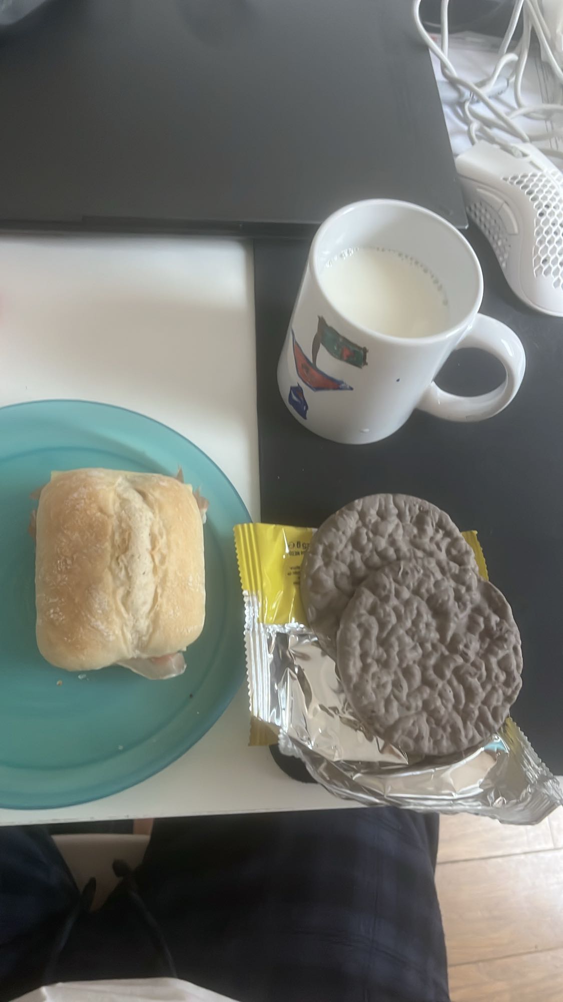 Desayuno con leche y bocadillo