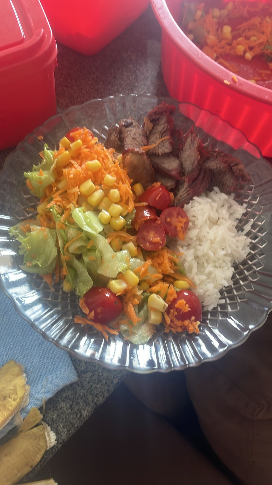 Arroz, carne e salada