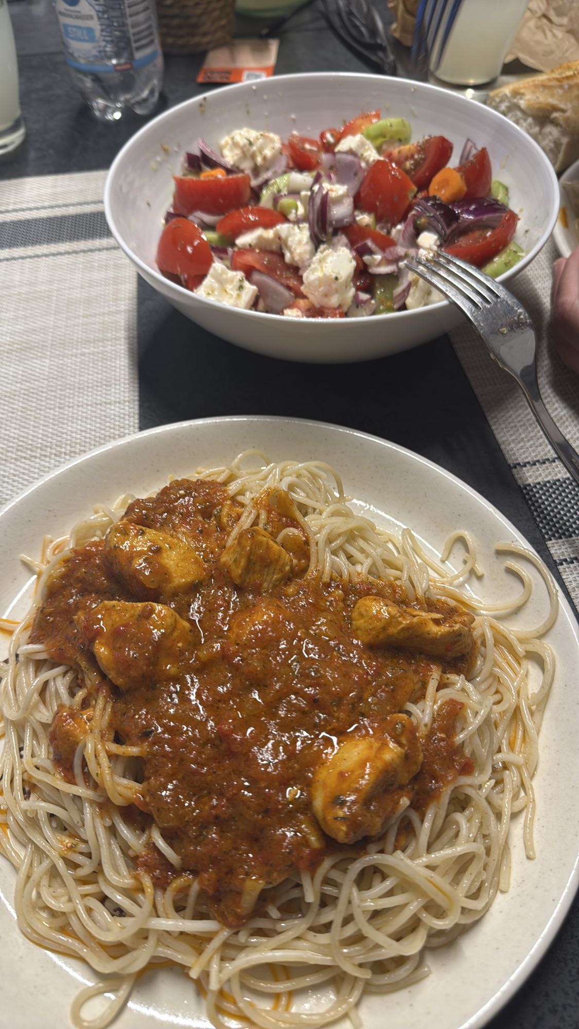 Spaghetti mit Hähnchen & Salat