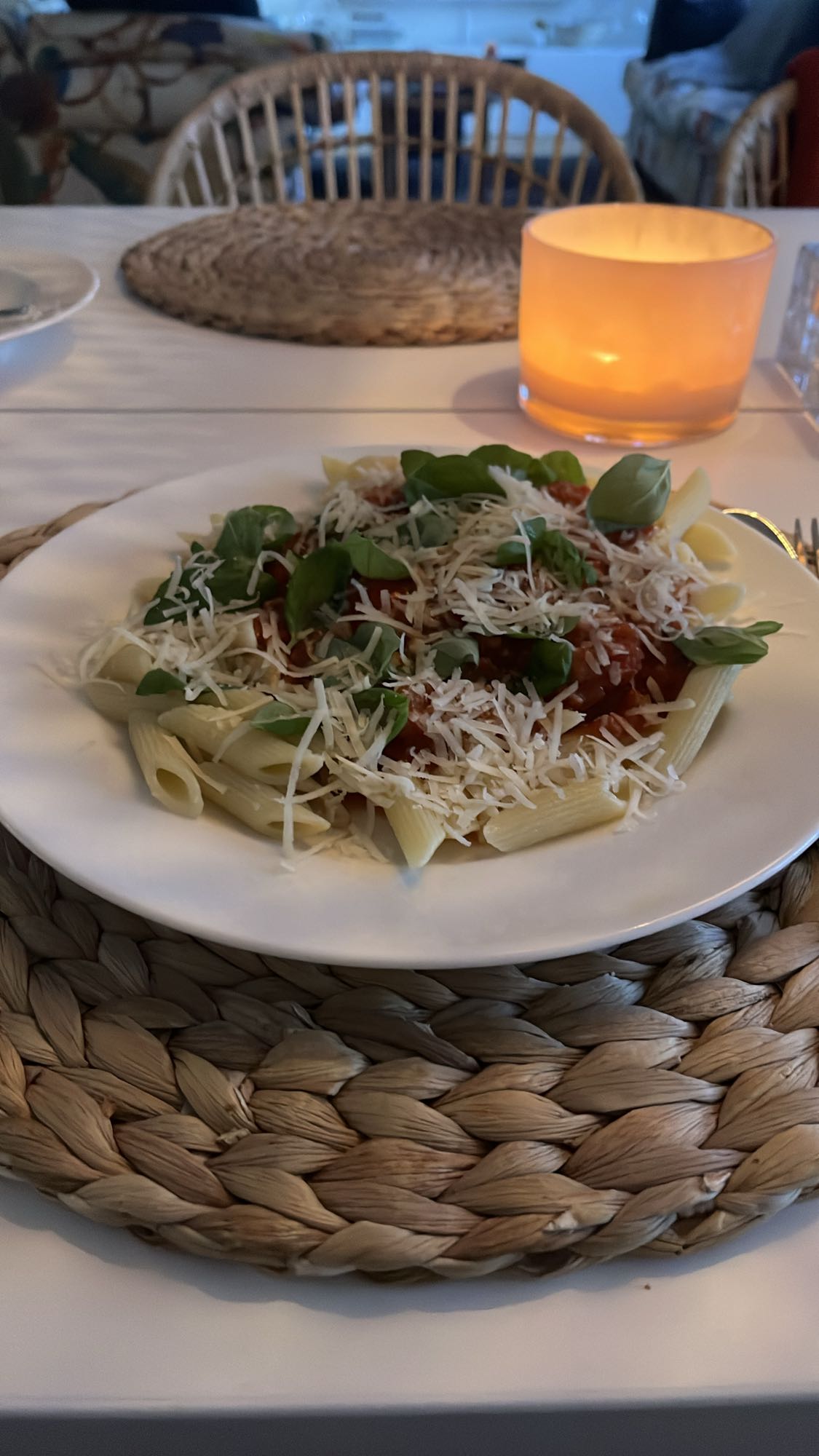 Penne med tomatsås och ost