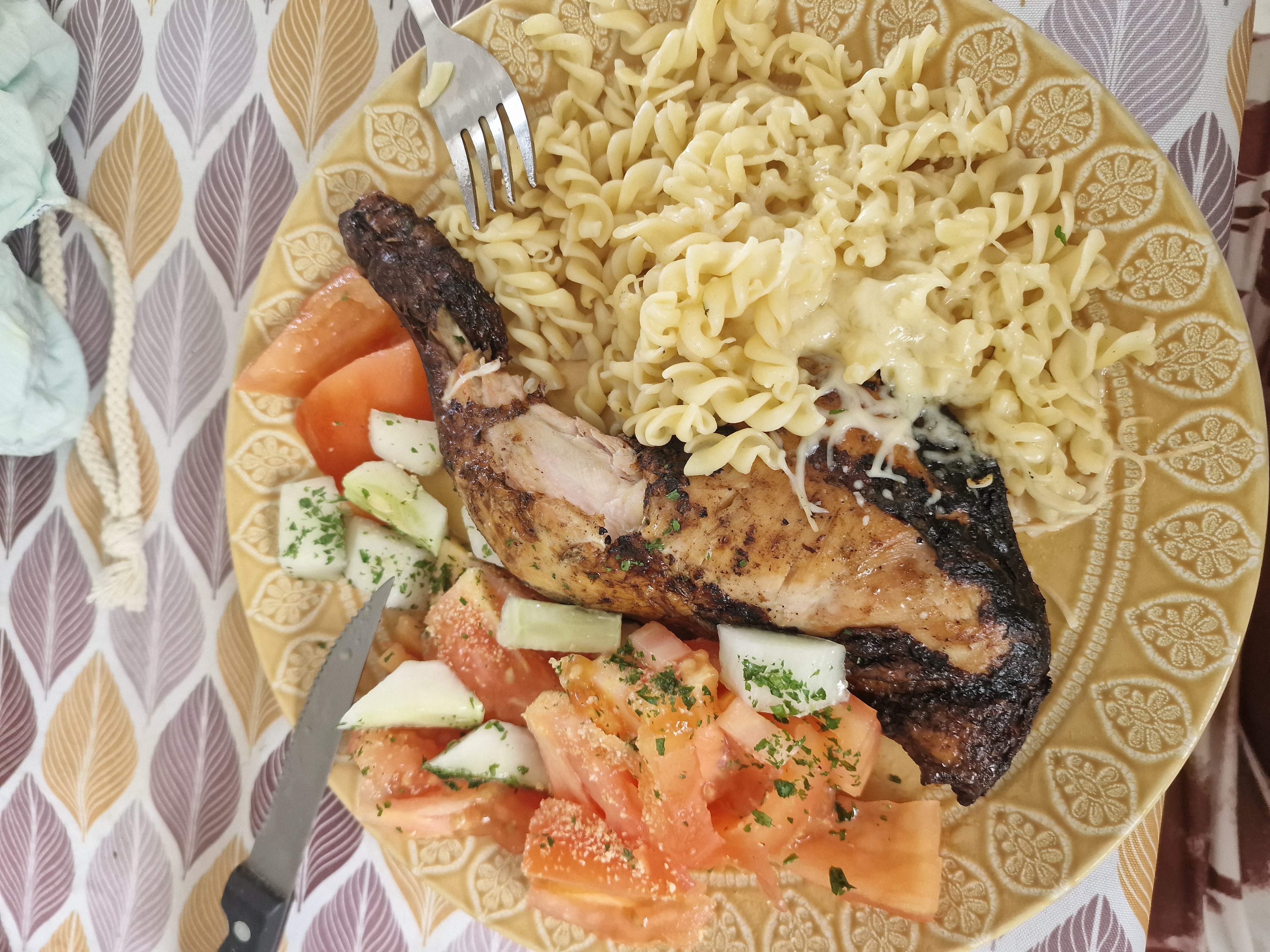 Poulet, pâtes et salade