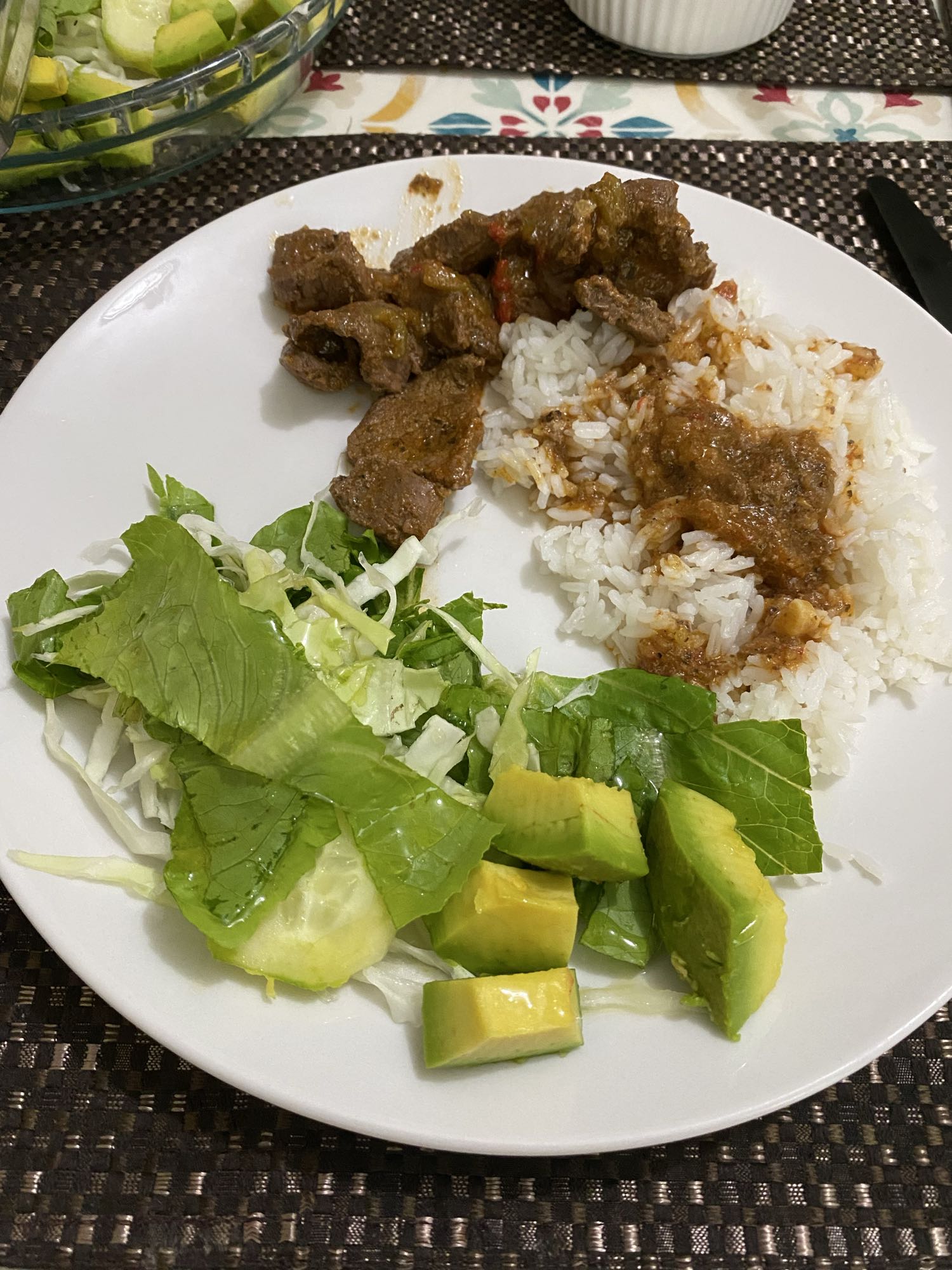 Carne con arroz y ensalada