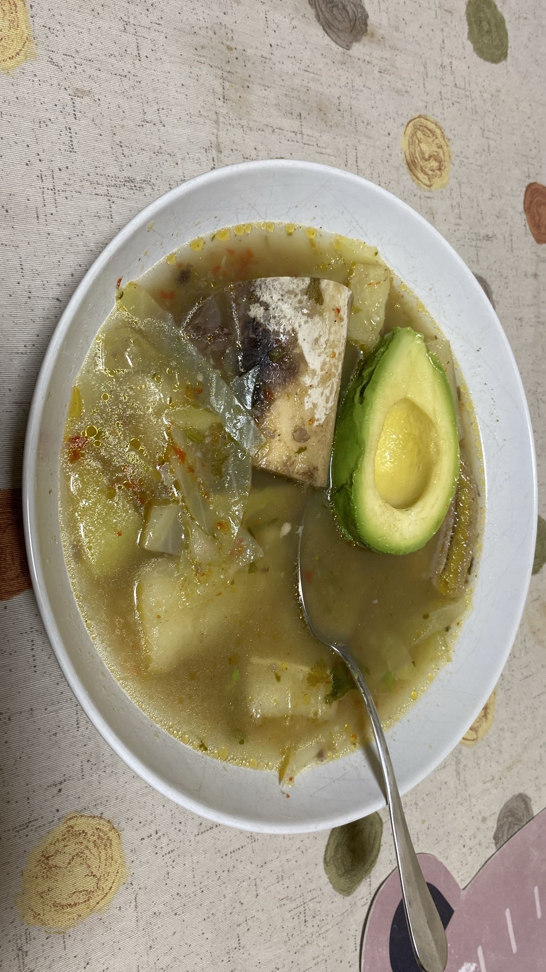 caldo de res con aguacate