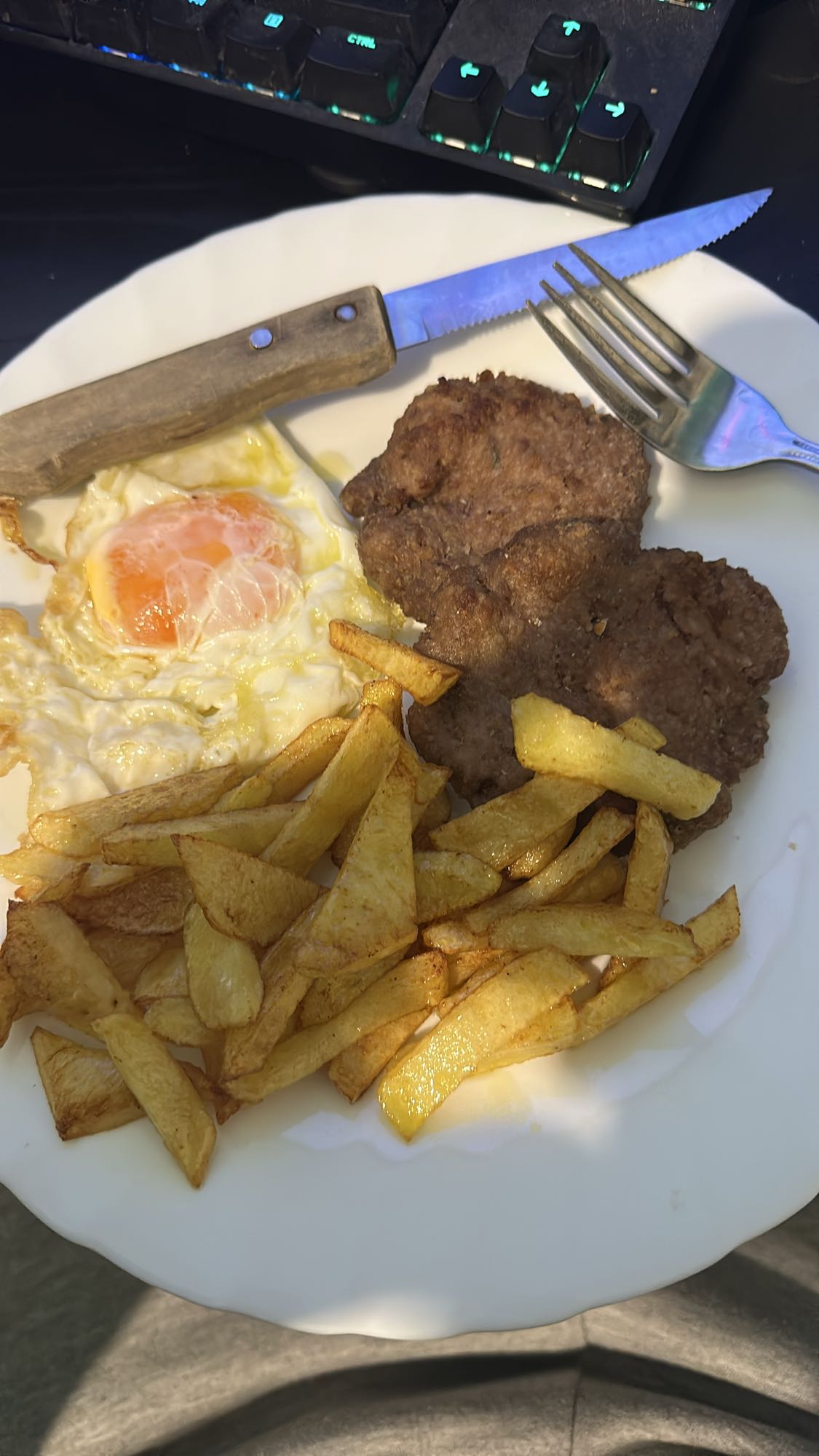 Hamburguesa, huevo y papas