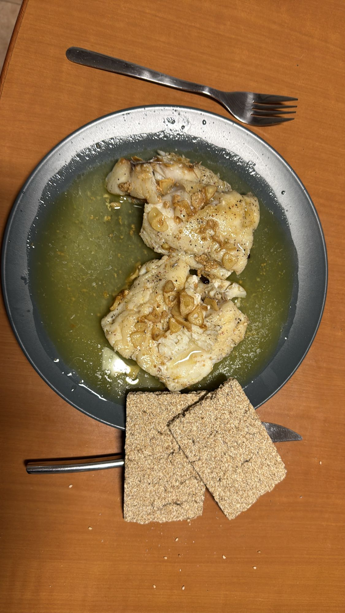 Merluza con refrito de ajos y vinagre de manzana