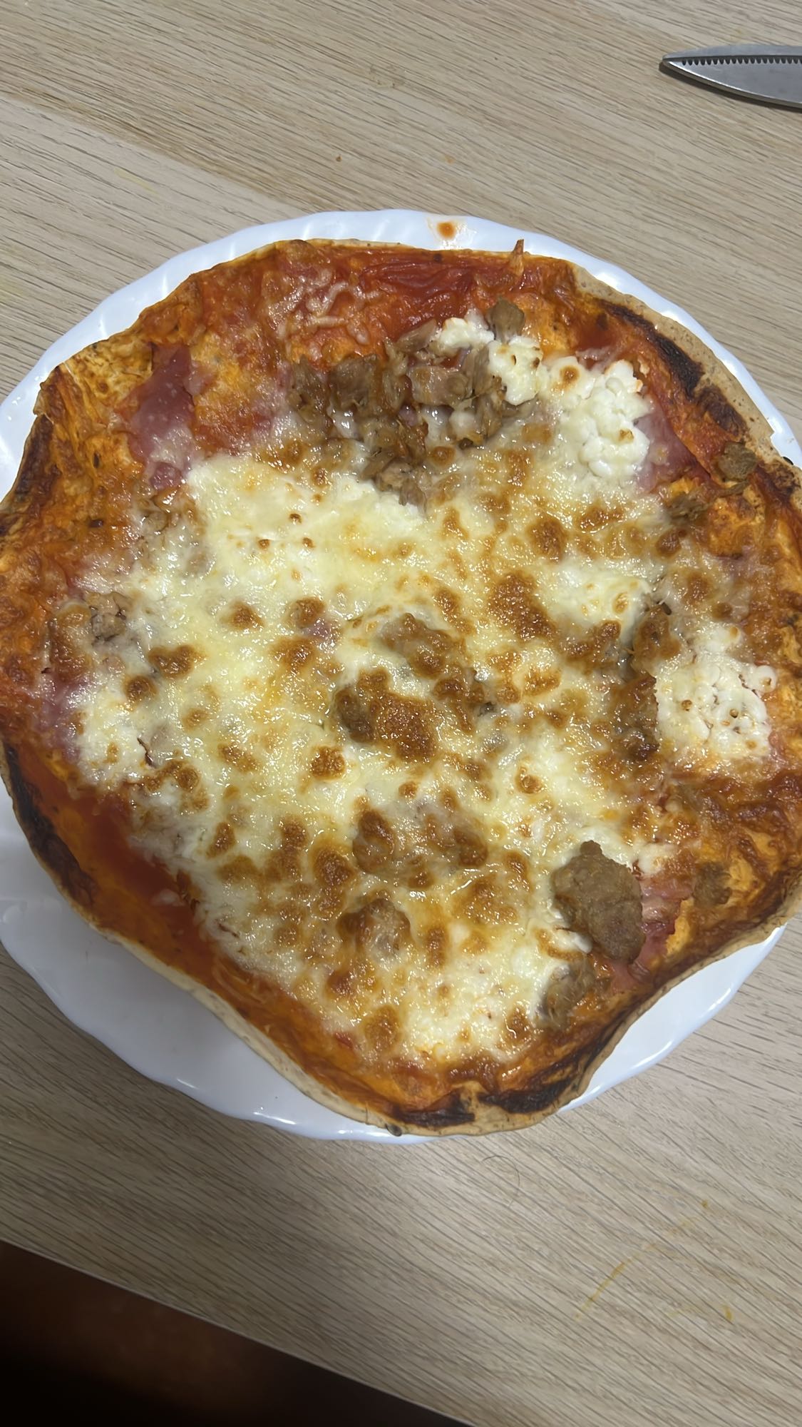 Torta de maíz con atún, jamón york y quesos