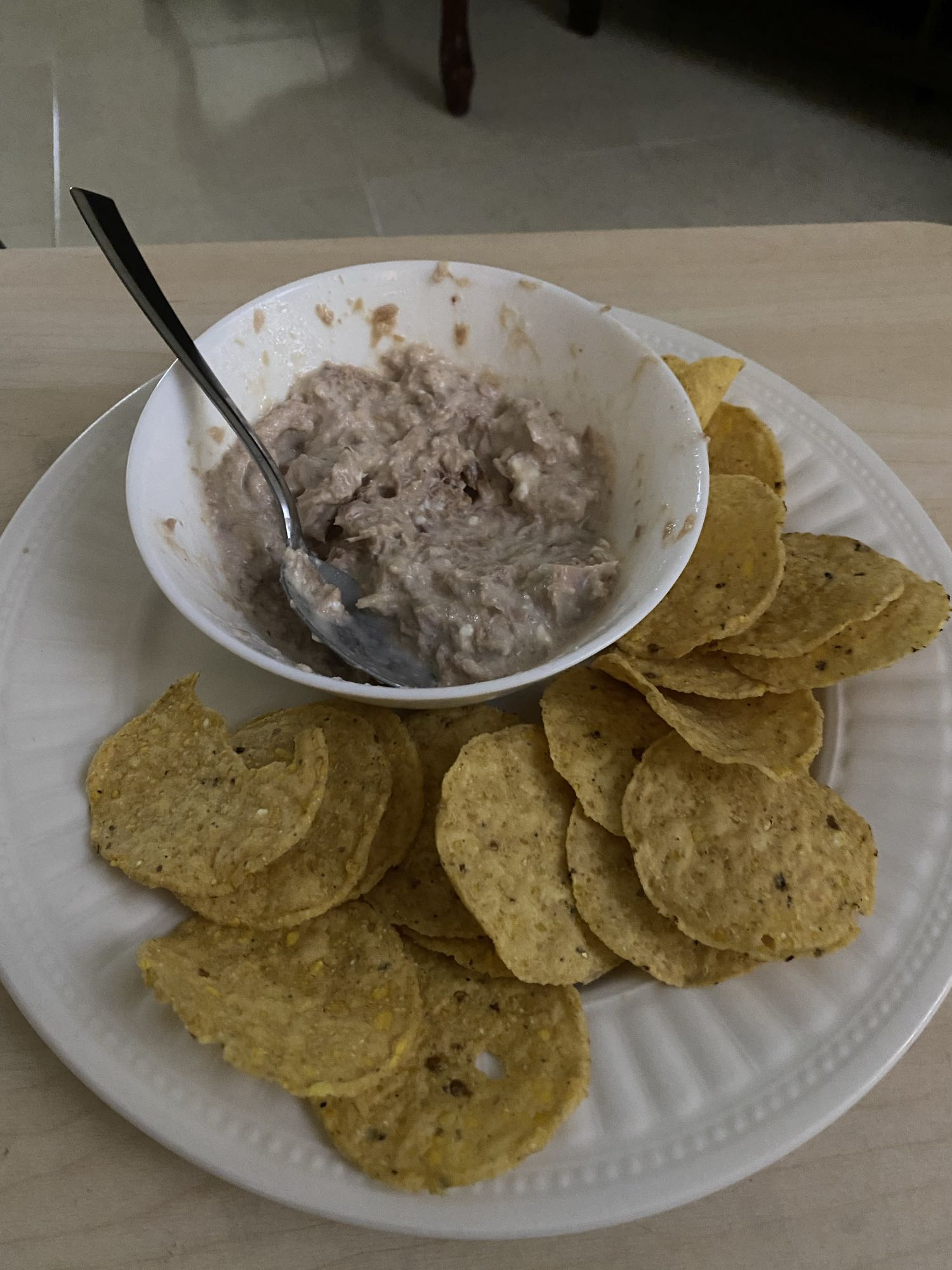 Totopos con dip de atún