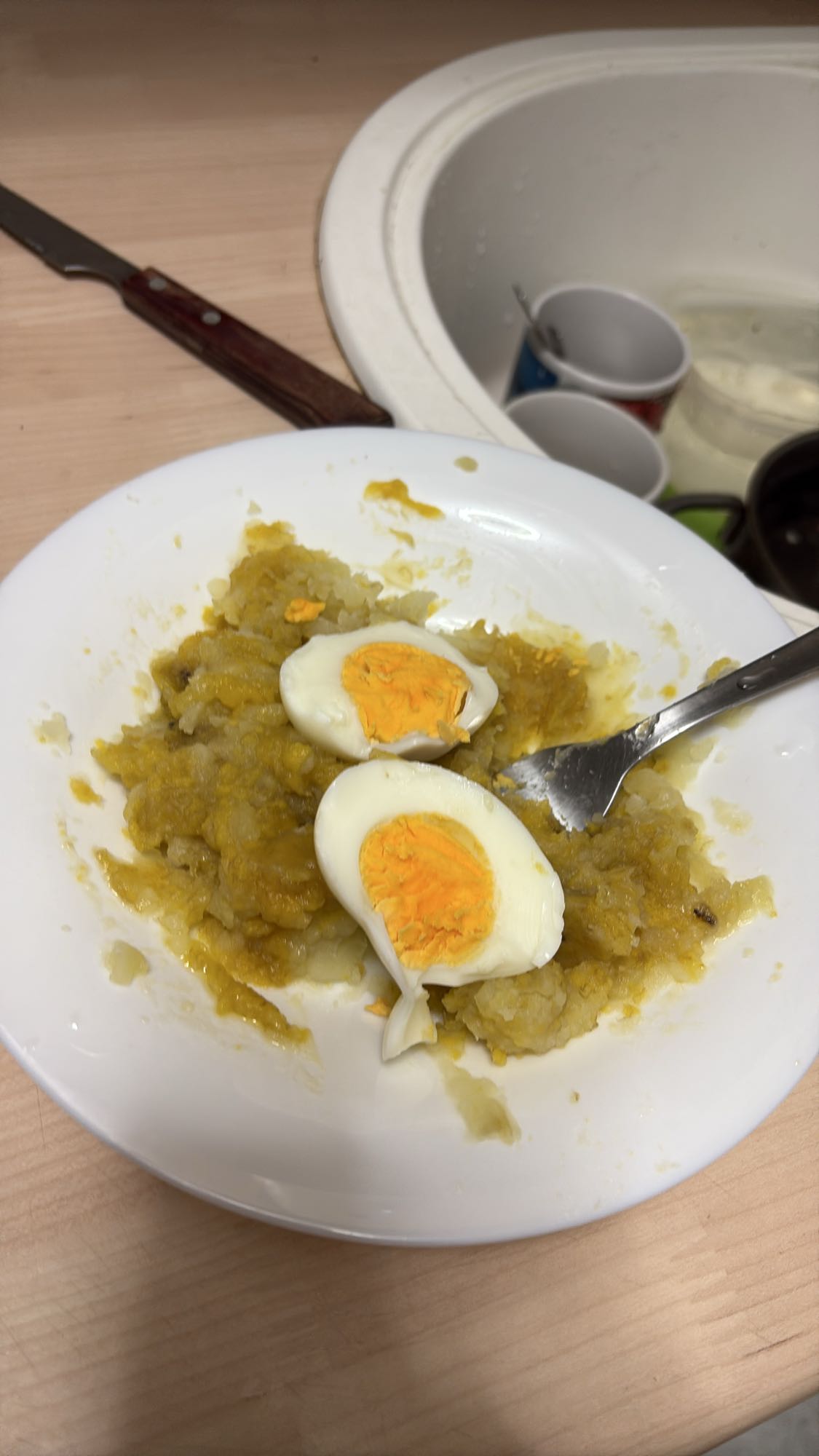 huevo cocido con puré de papa