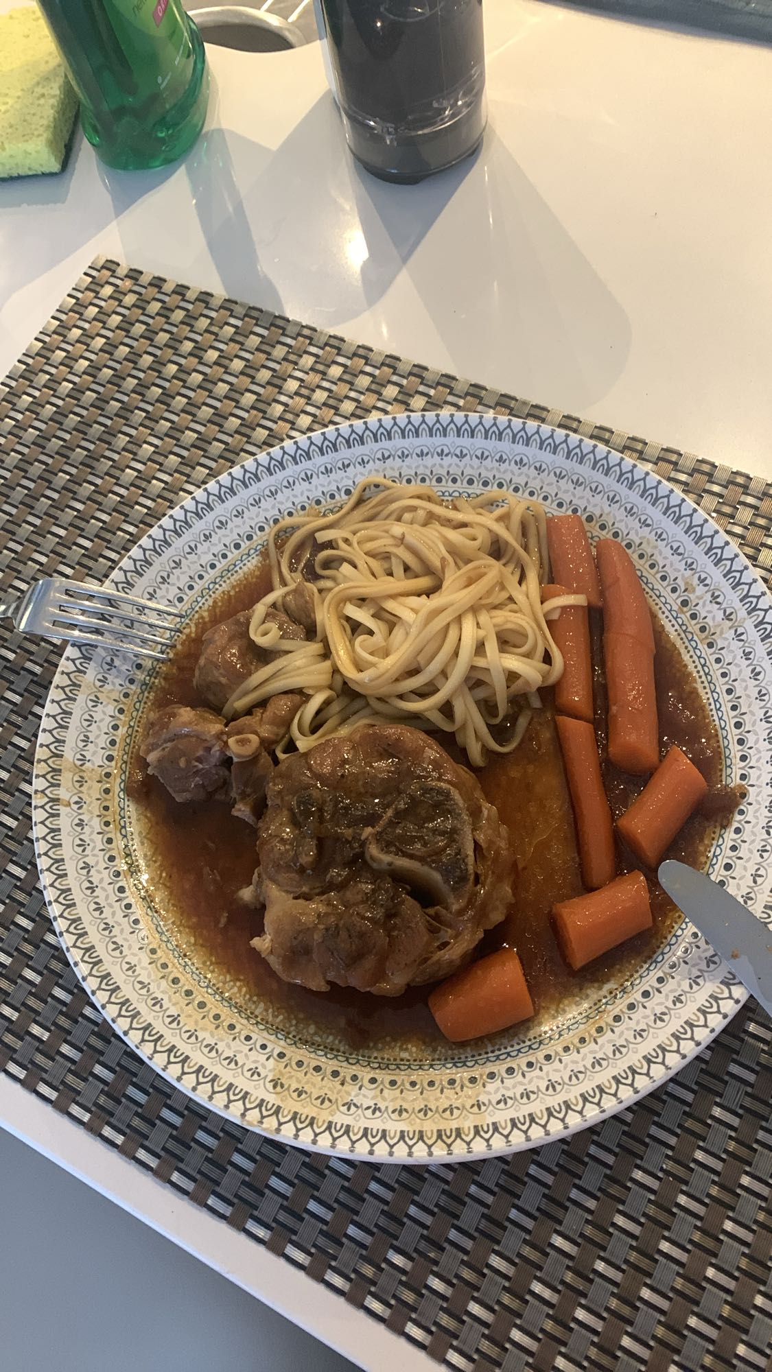 Jarret avec pâtes et carottes