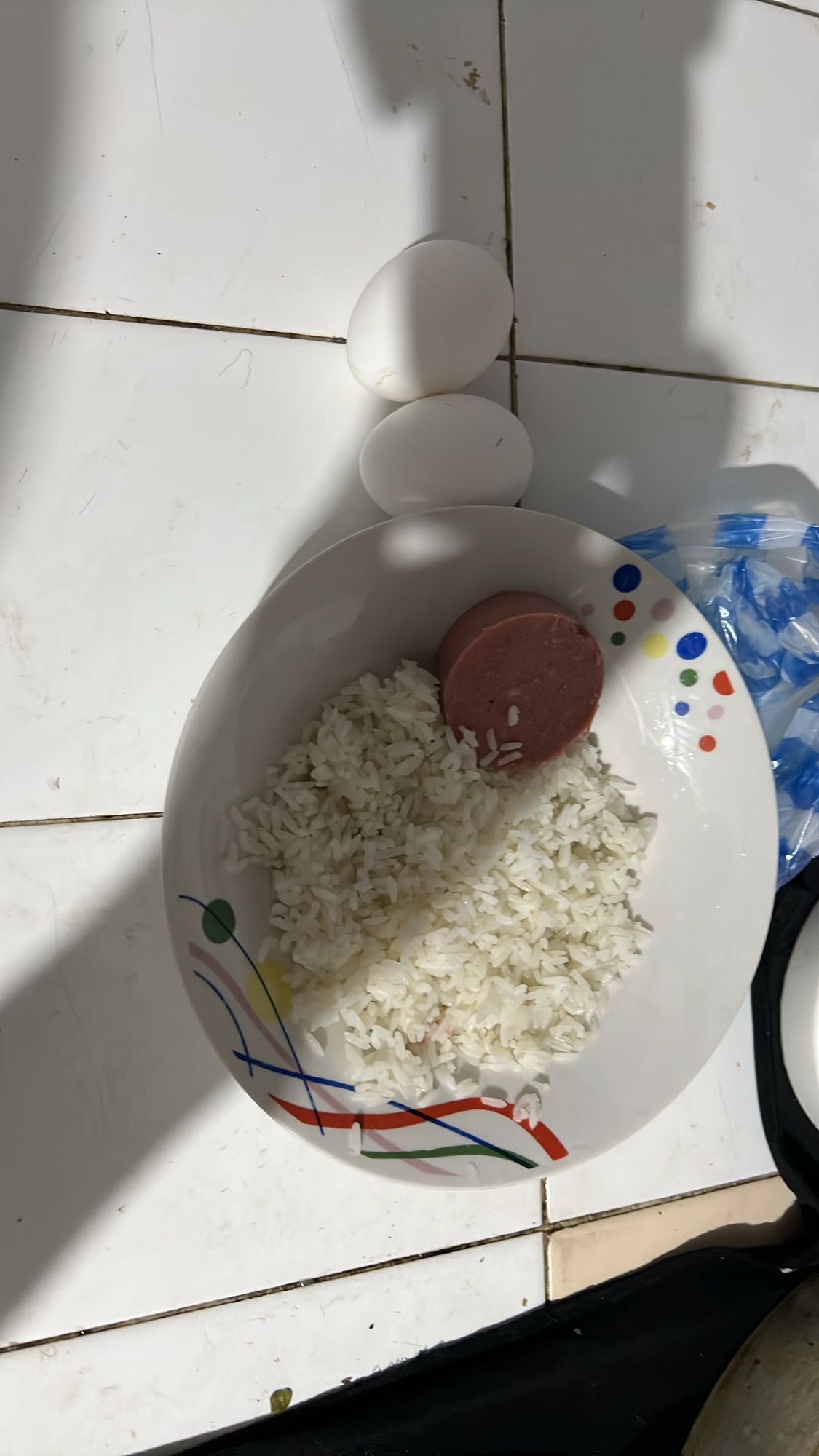 Arroz, huevo y salchicha