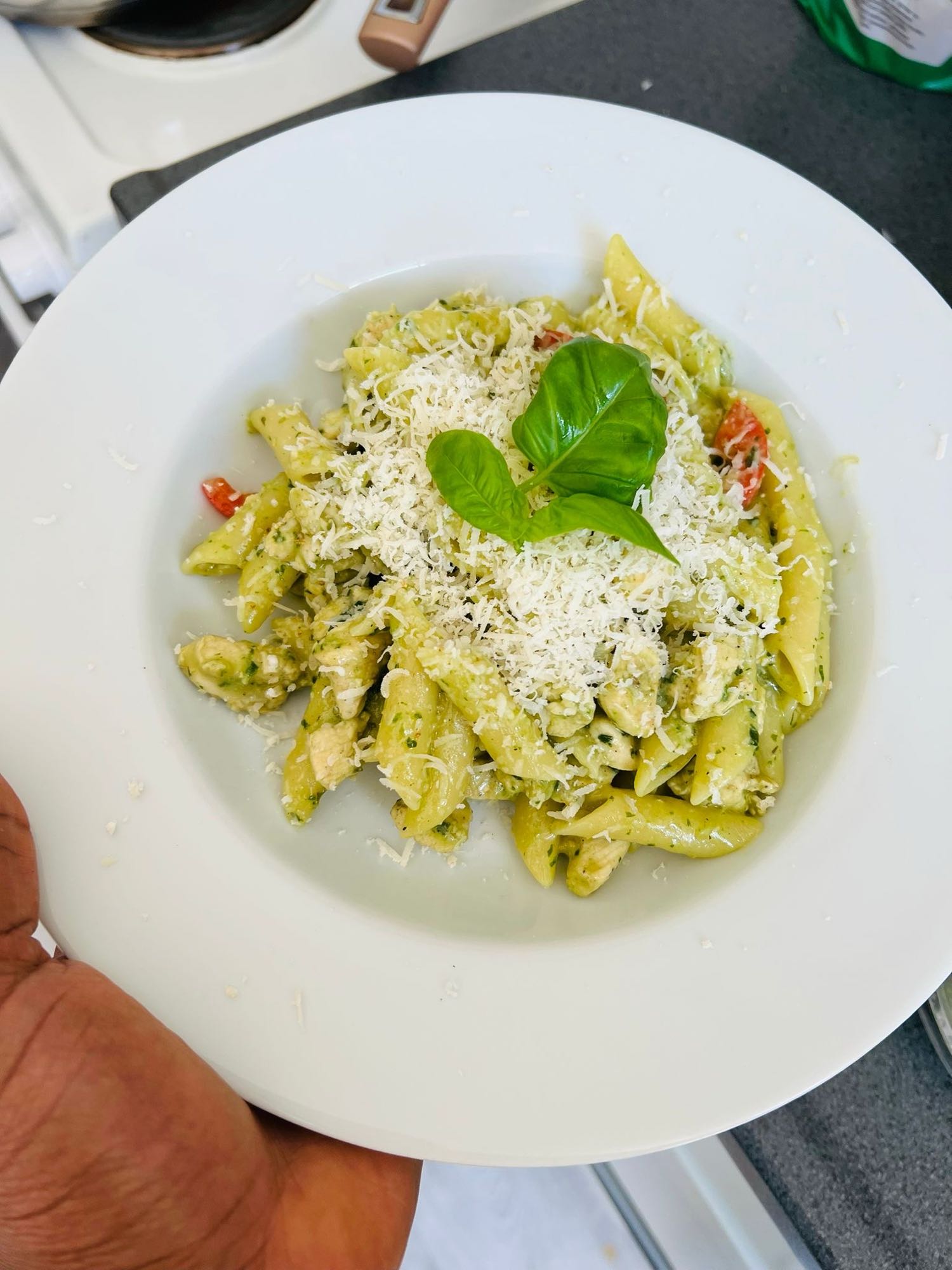 Pasta con pesto y pollo