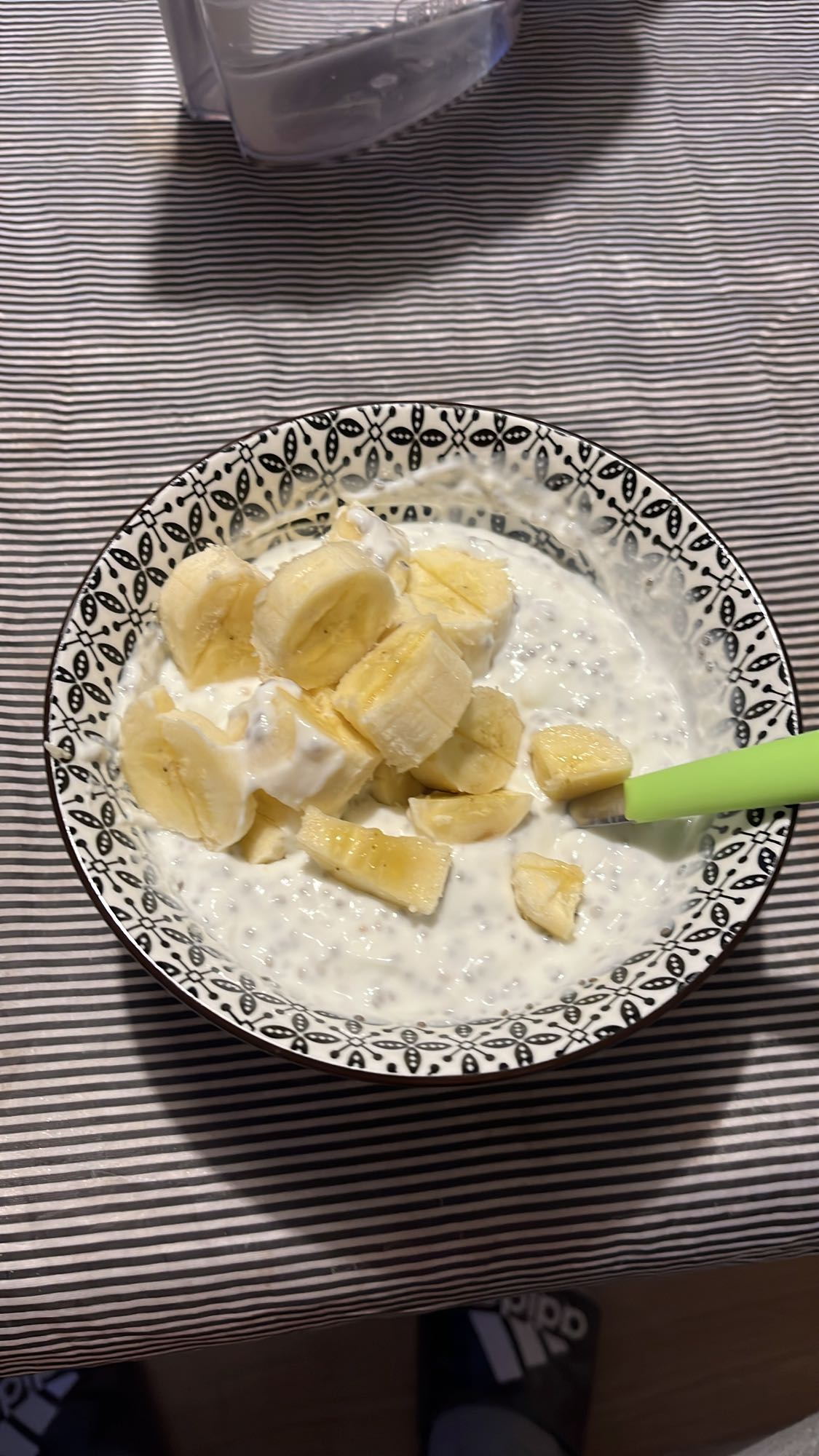 Кисело мляко с банан