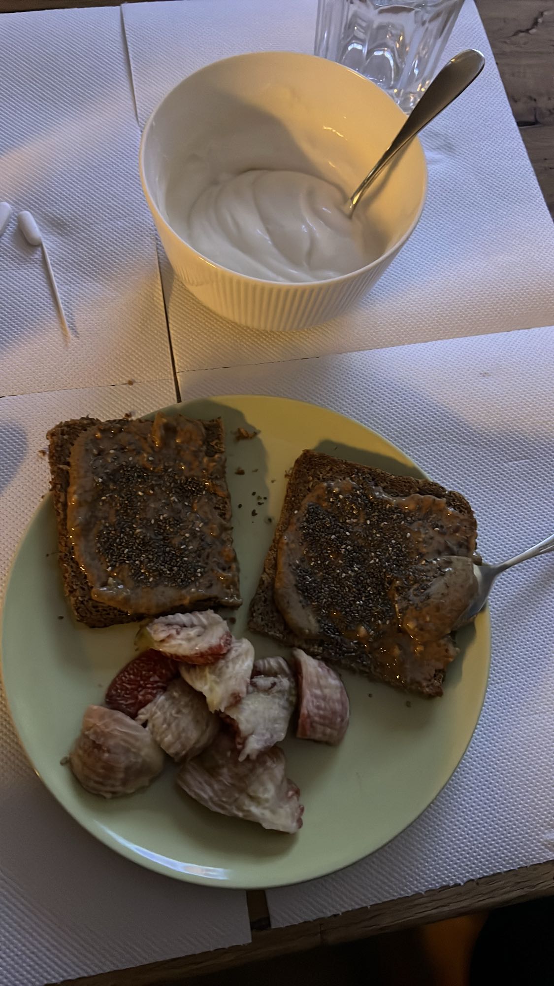 Πρωινό με γιαούρτι και τοστ