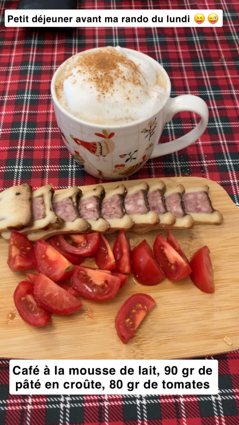 Pâté en croûte, tomates, café à la mousse de lait