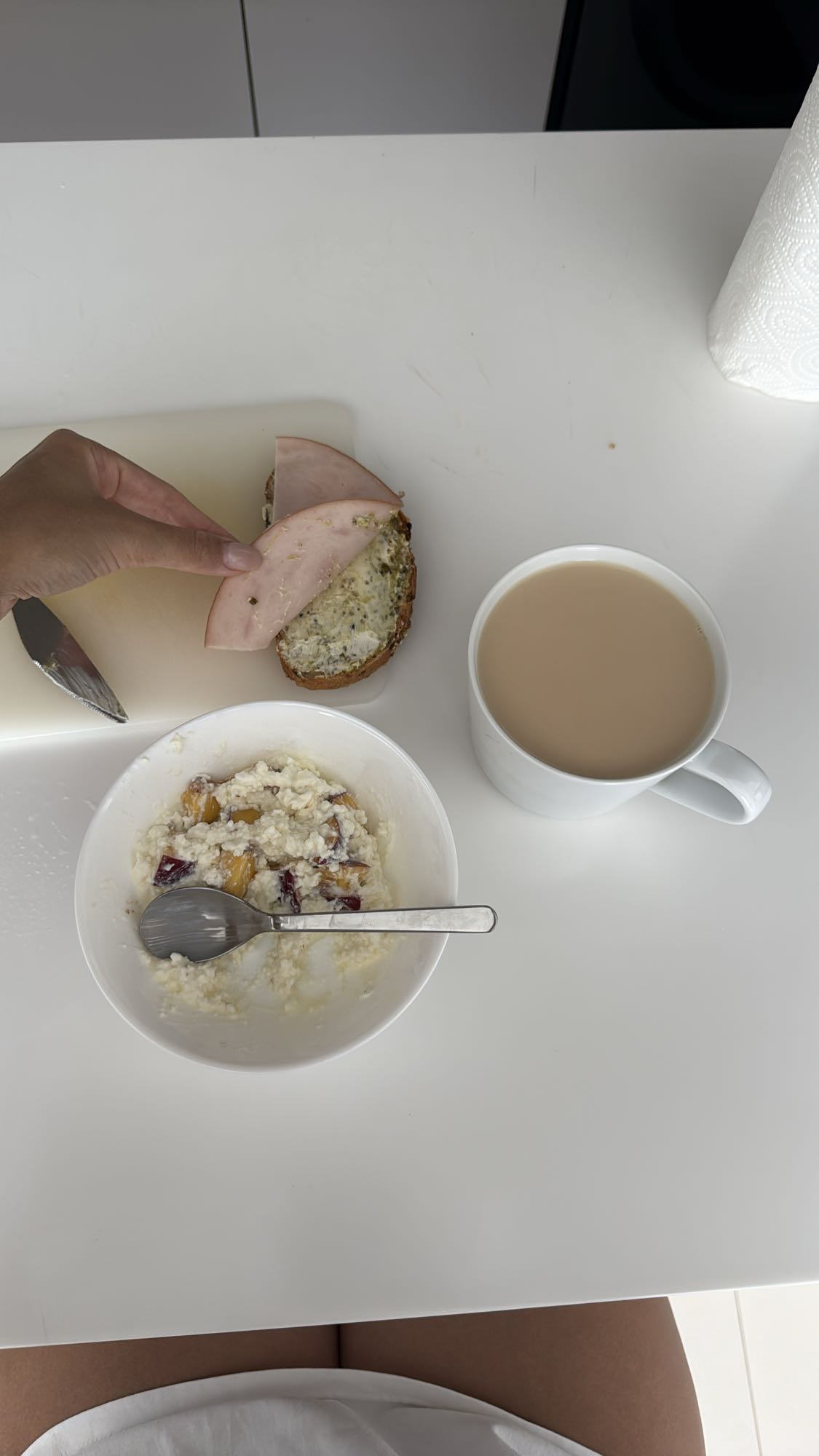 Завтрак с кашей и чаем