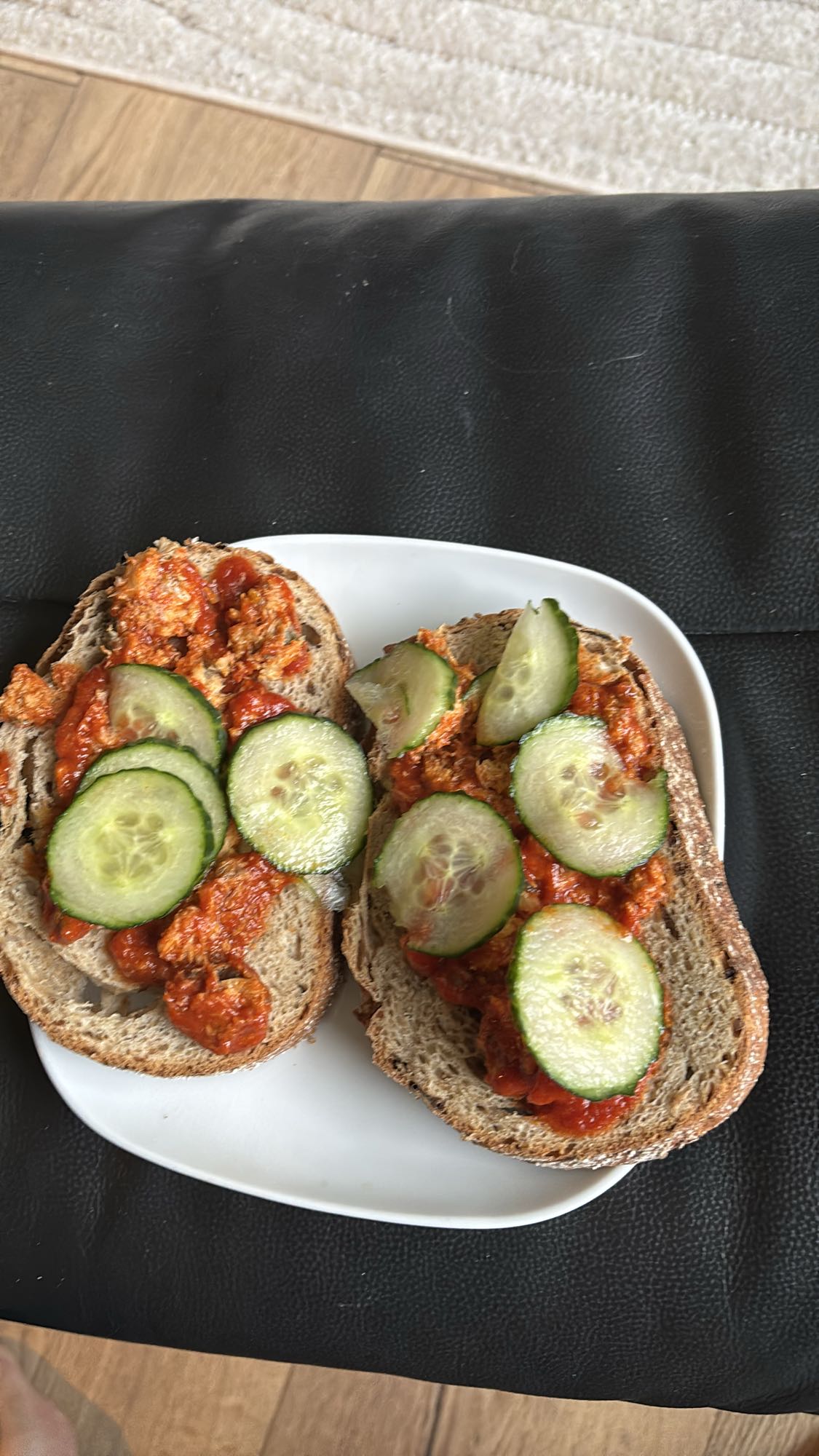 Brødskive med makrell i tomat