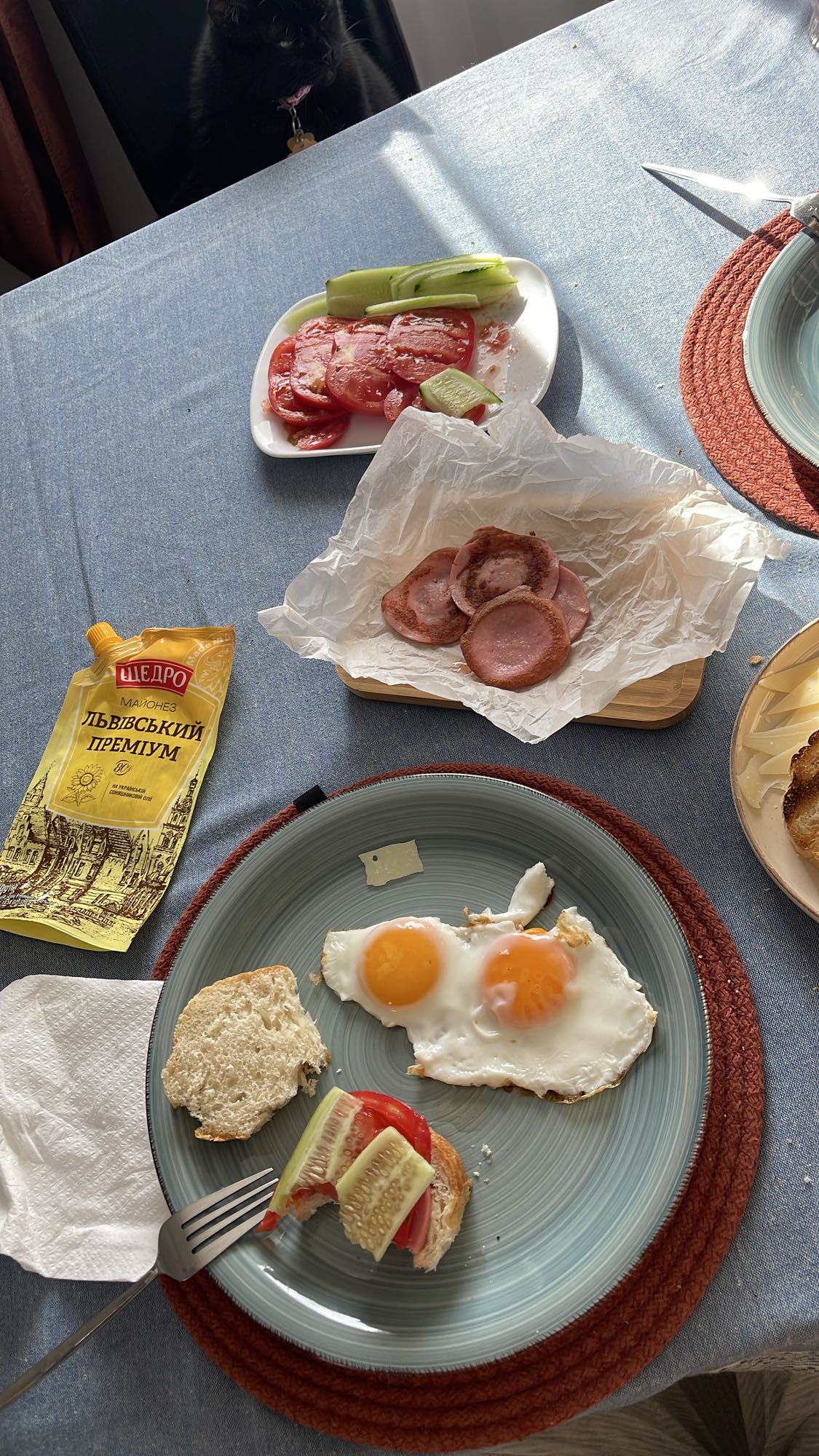 Яичница с овощами и колбасой