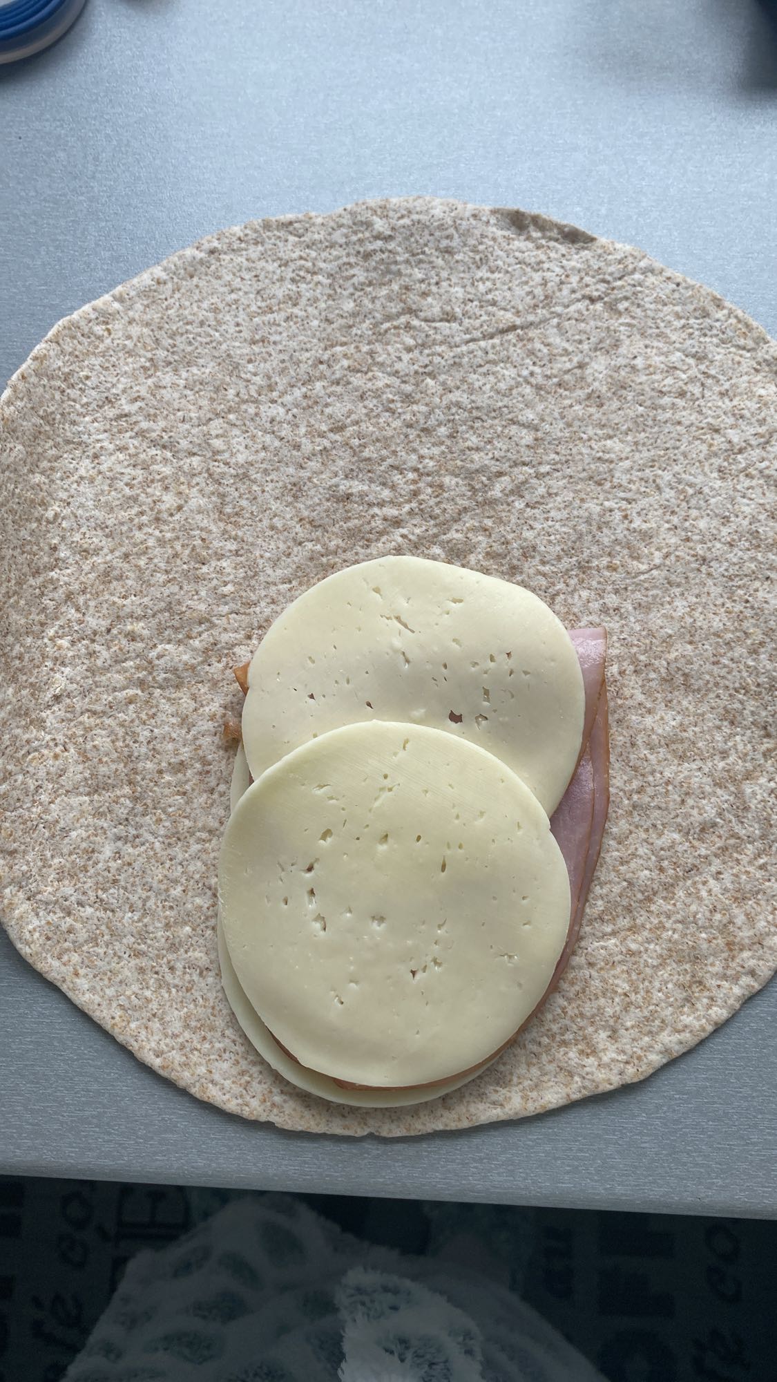 pełnoziarnista tortilla z szynką i serem