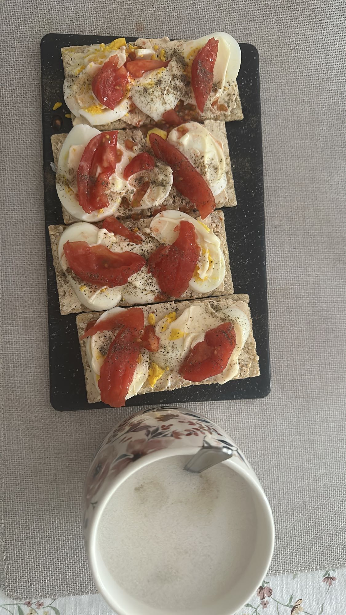 Jajka na chrupkim pieczywie