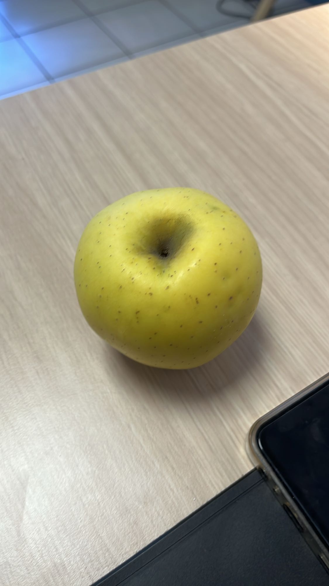 Pomme jaune entière