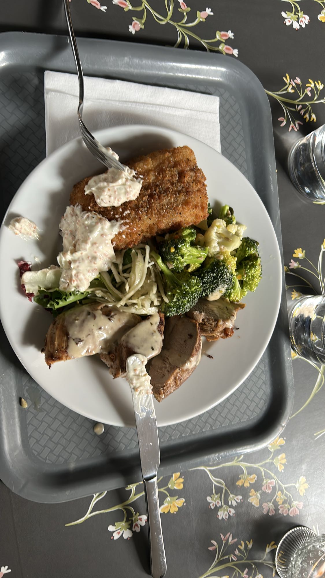 Panerad fisk, kött & sallad