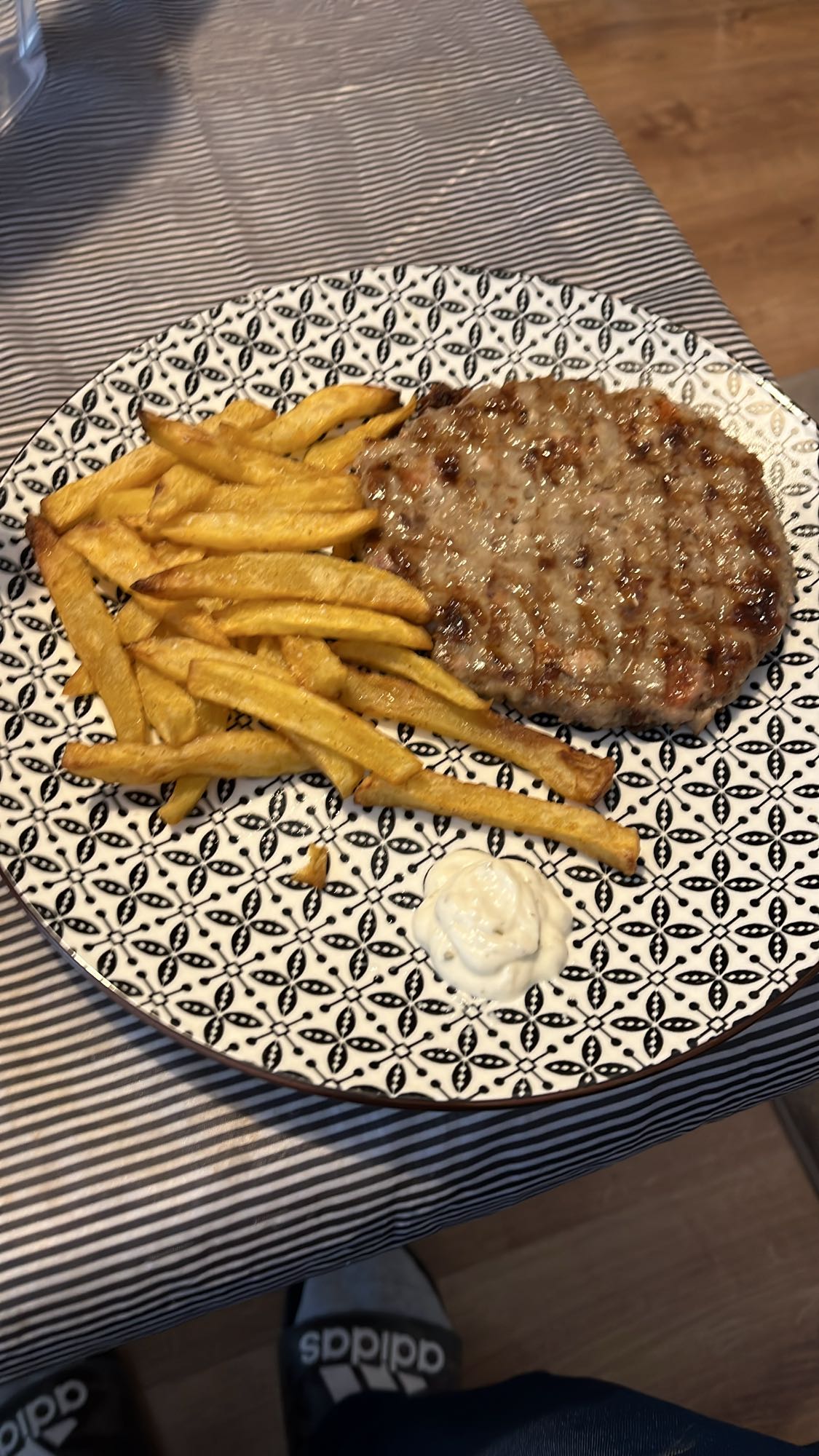 Кюфте с пържени картофи