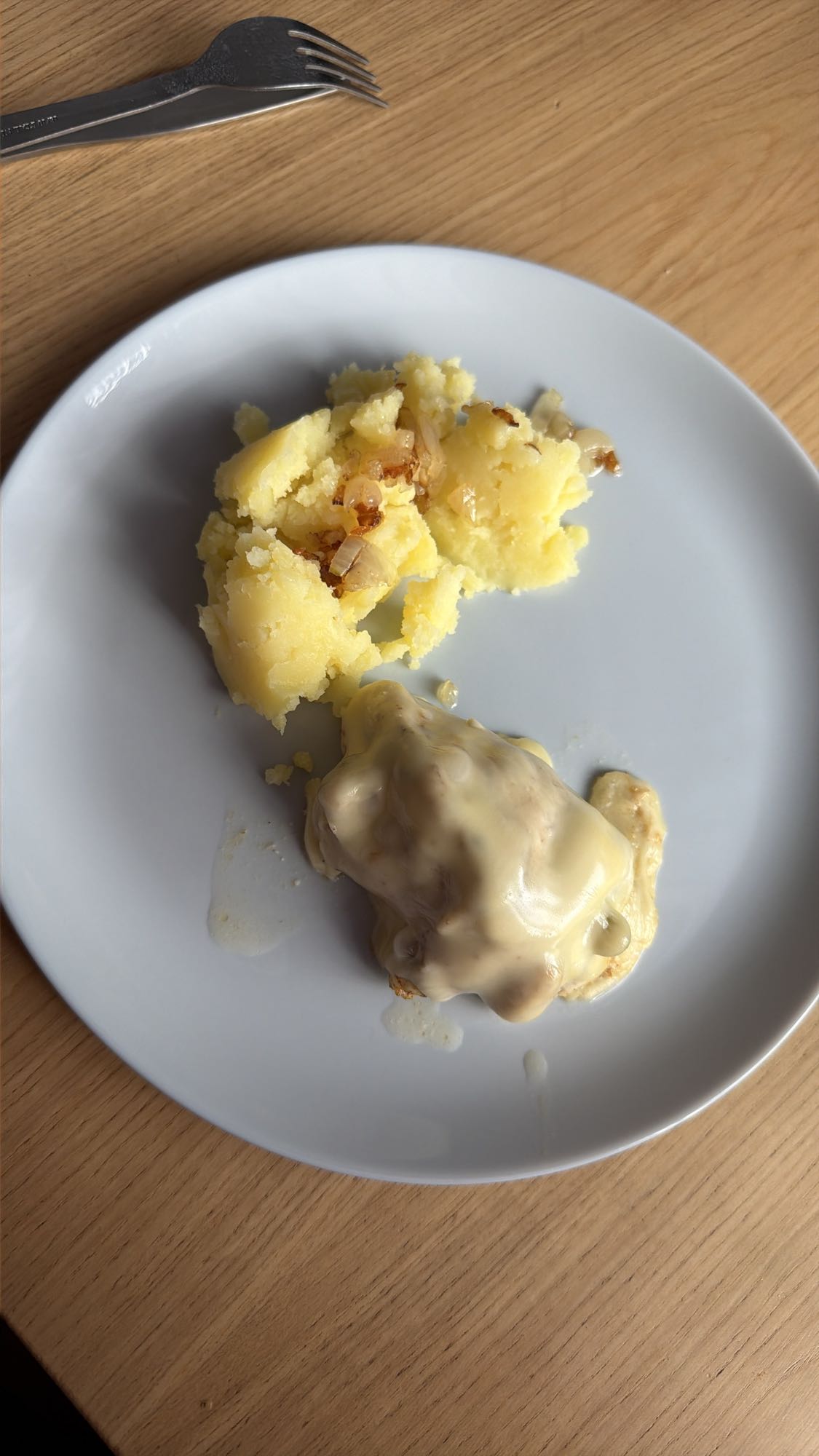 Ziemniaki z cebulką, pierś z kurczaka z majonezem, serem żółtym i ogórkiem konserwowym