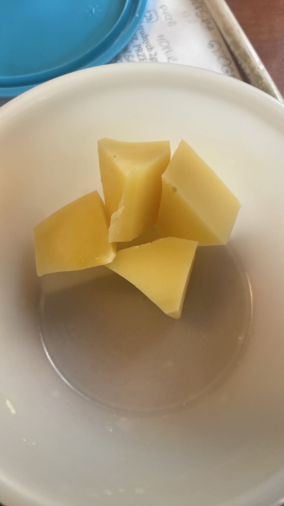 Kostki żółtego sera