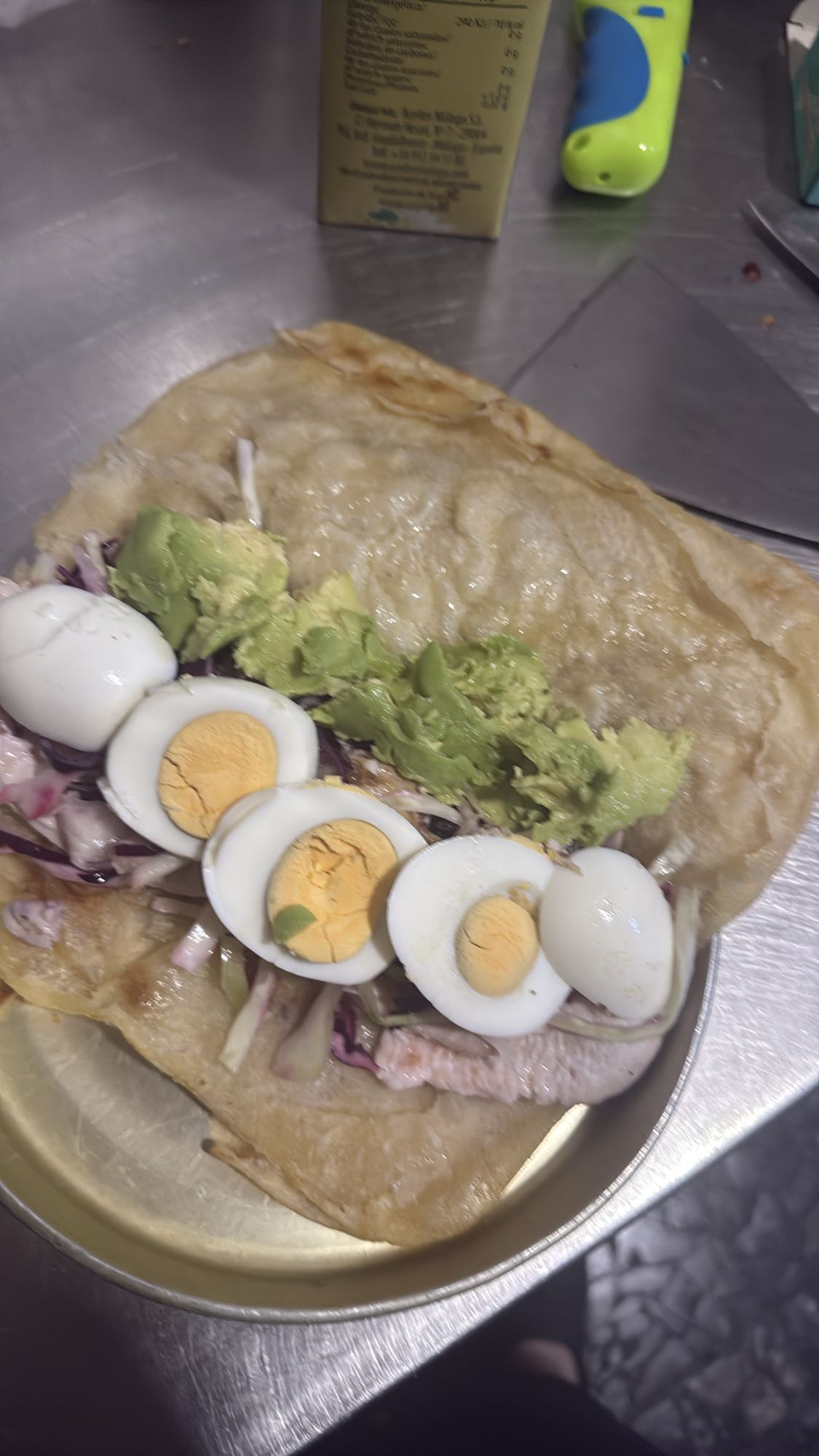 Tlayuda con huevo y aguacate