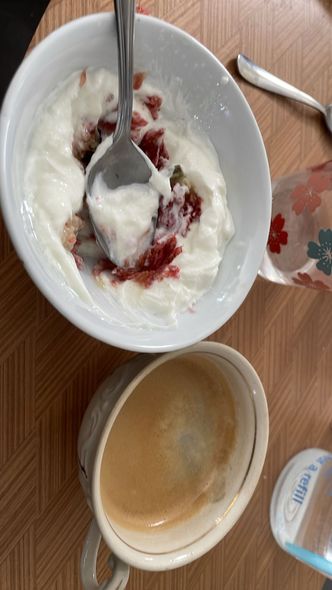 Yaourt aux fruits et café