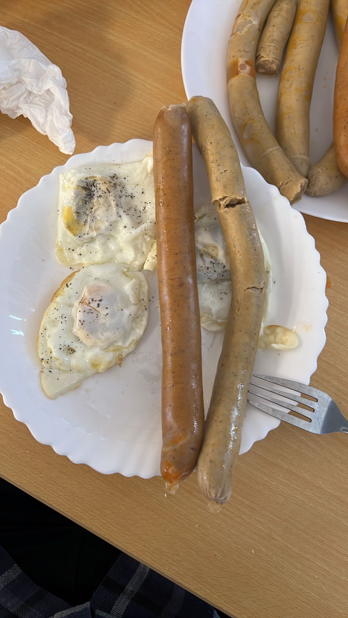 Ouă prăjite cu cârnați