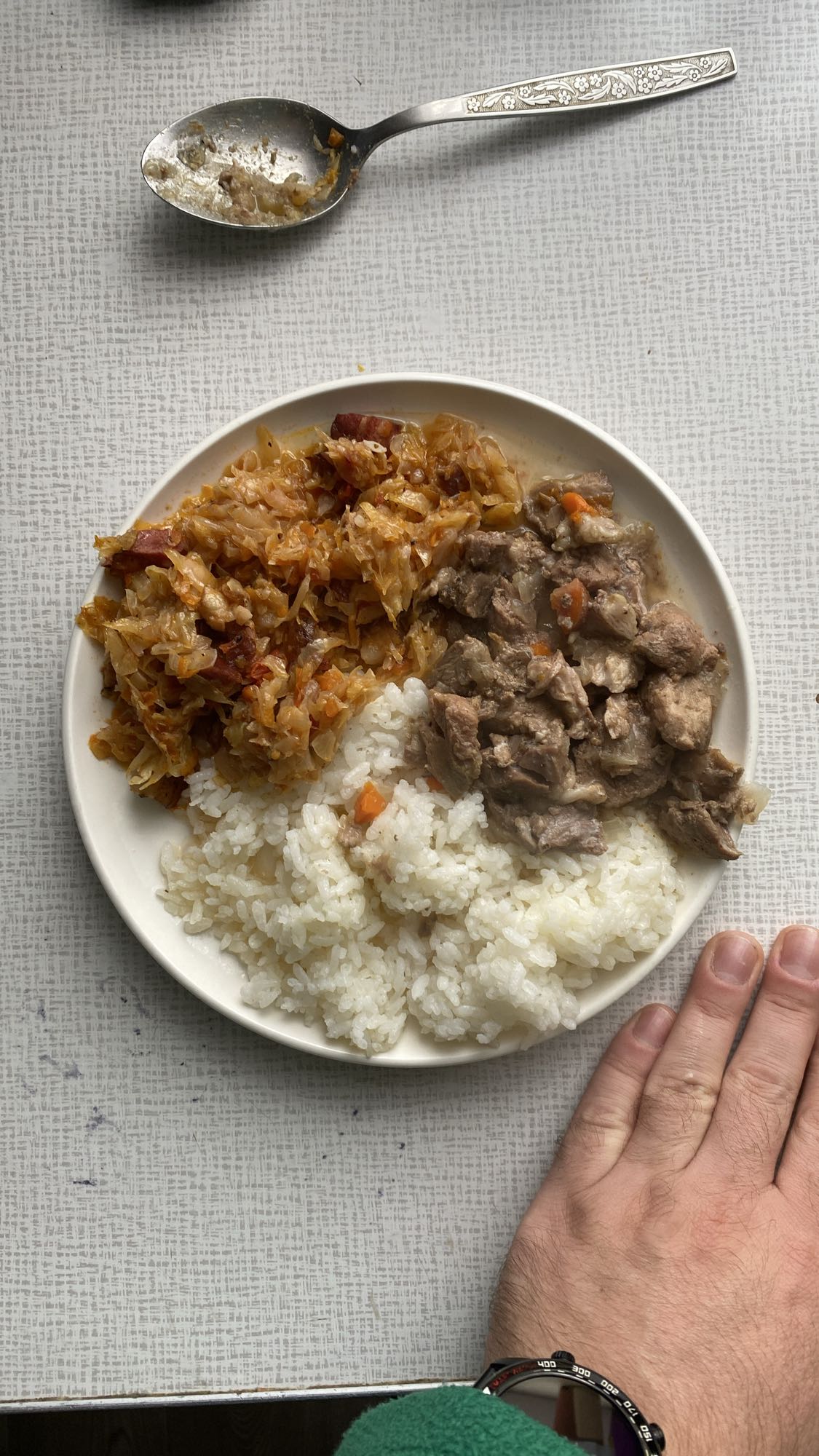 тушеная капуста с мясом и рисом