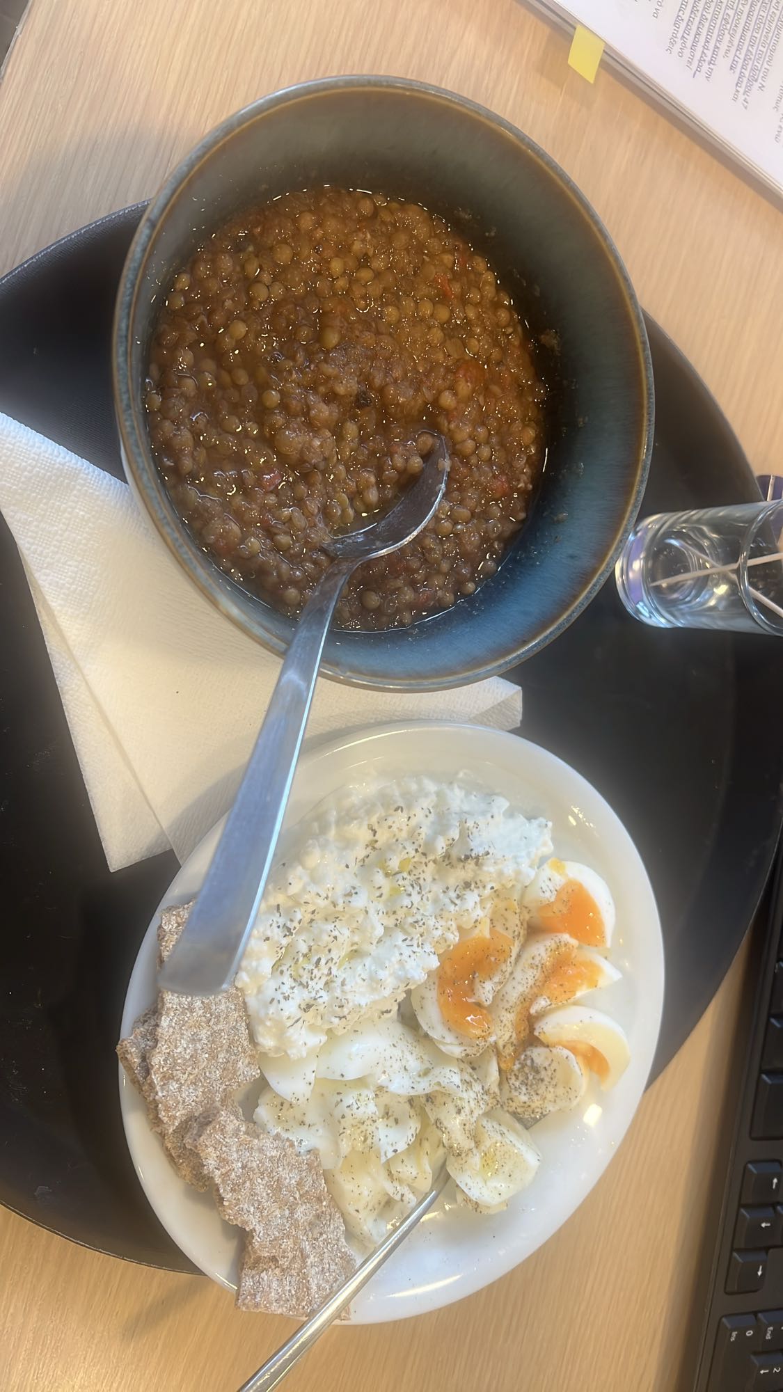 Φακές με αυγά και cottage