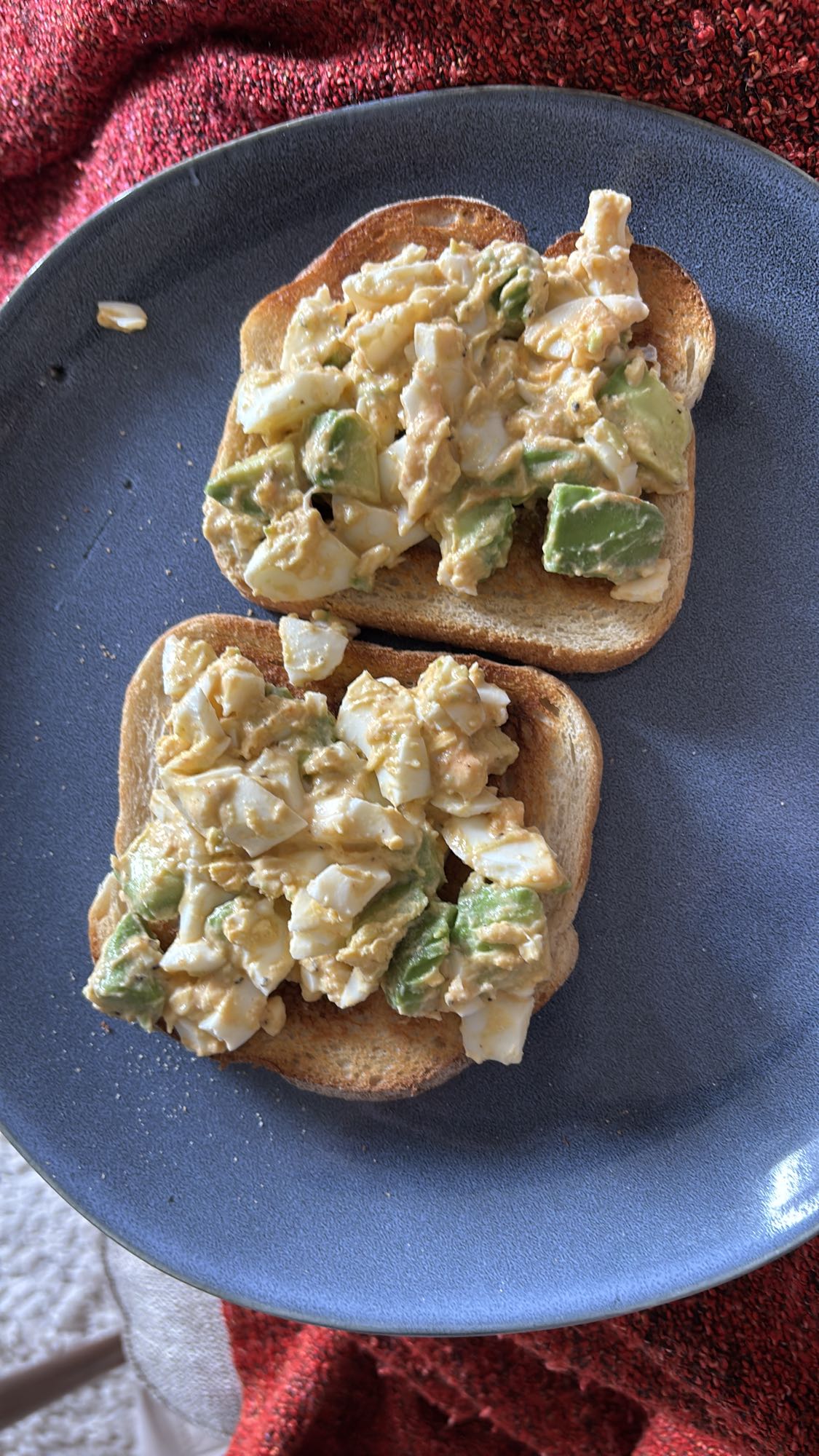 Ägg- och avokadotoast