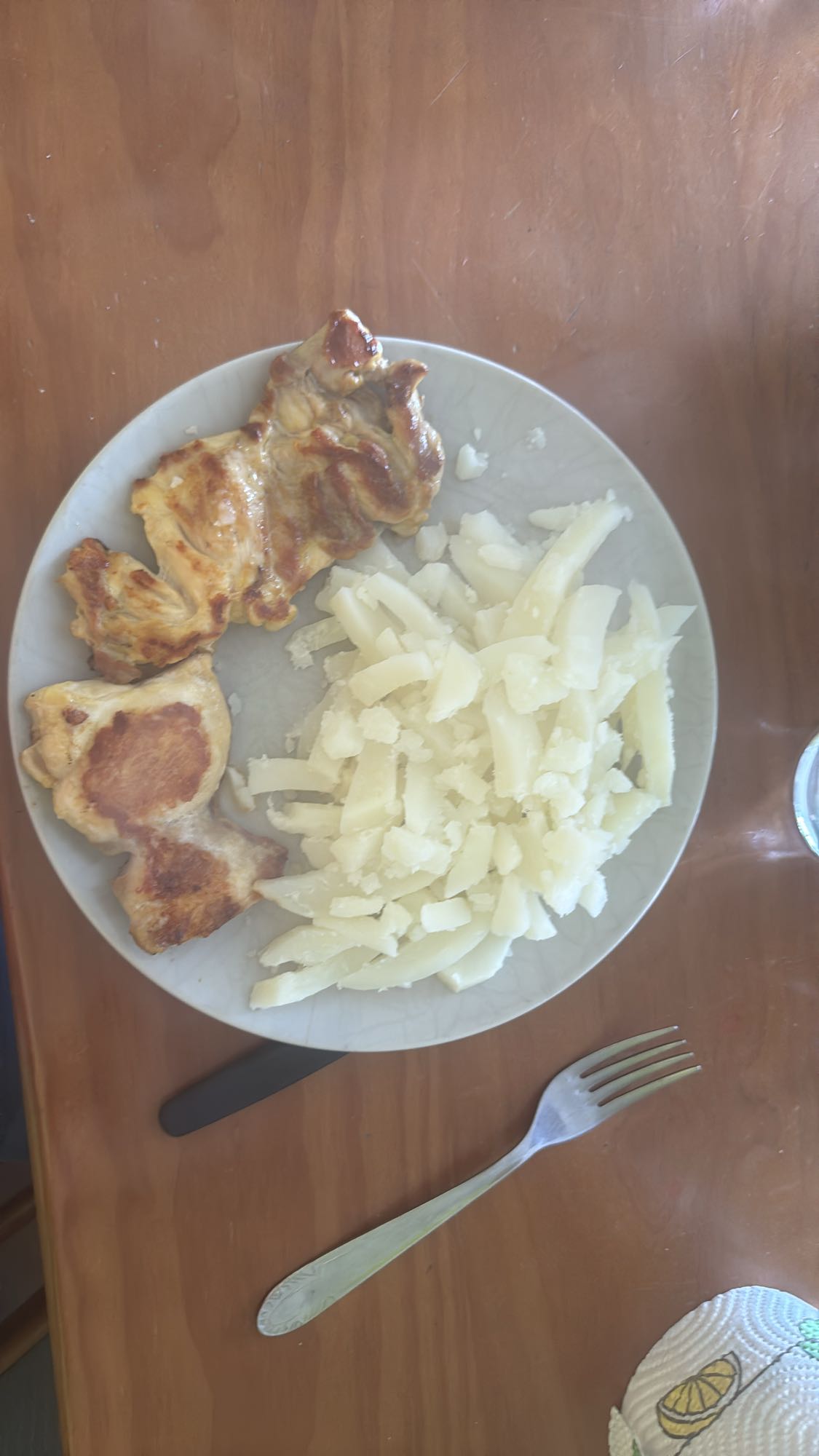 Pollo y yuca hervida