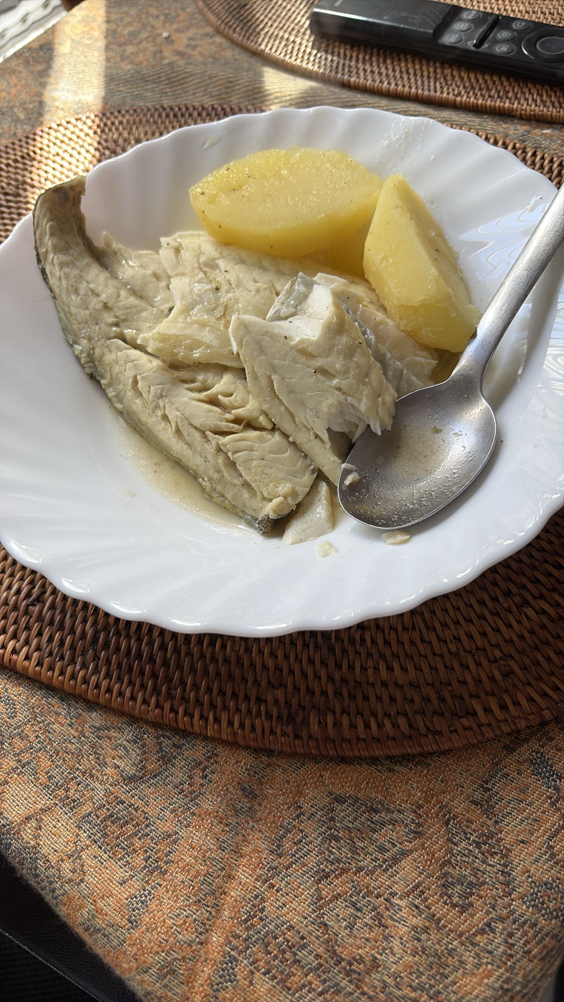 Pescado con papas cocidas