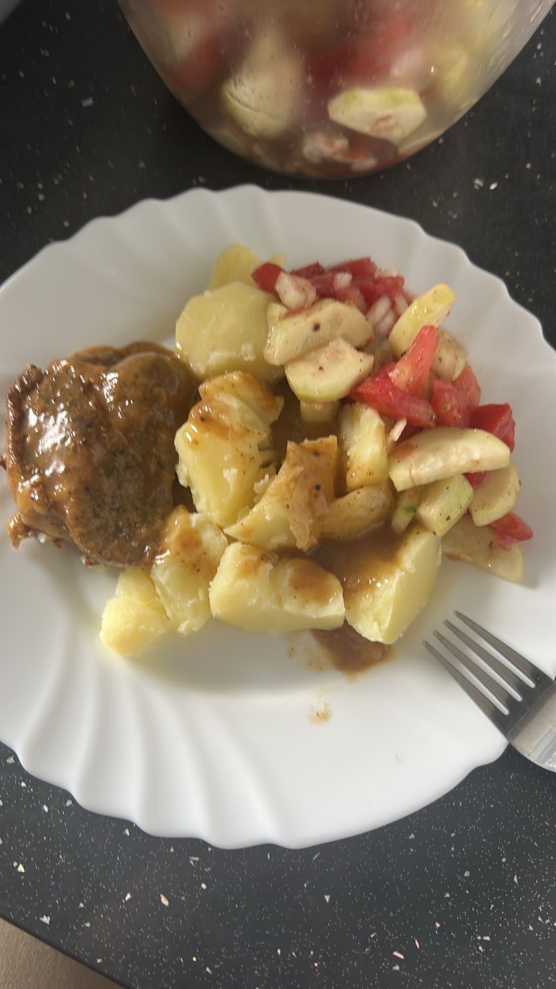 Ziemniaki z mięsem i sałatką