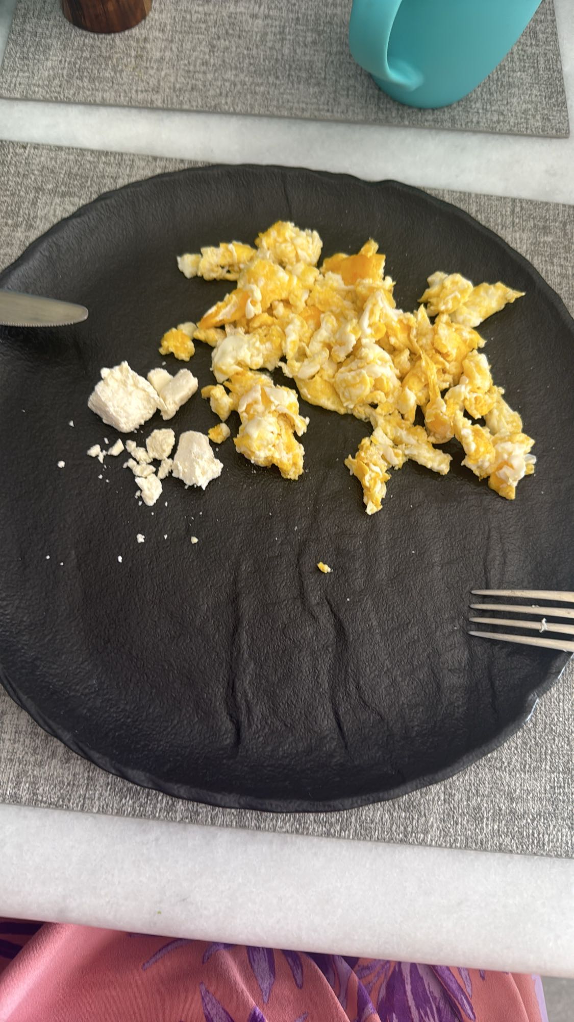 huevos revueltos y pollo