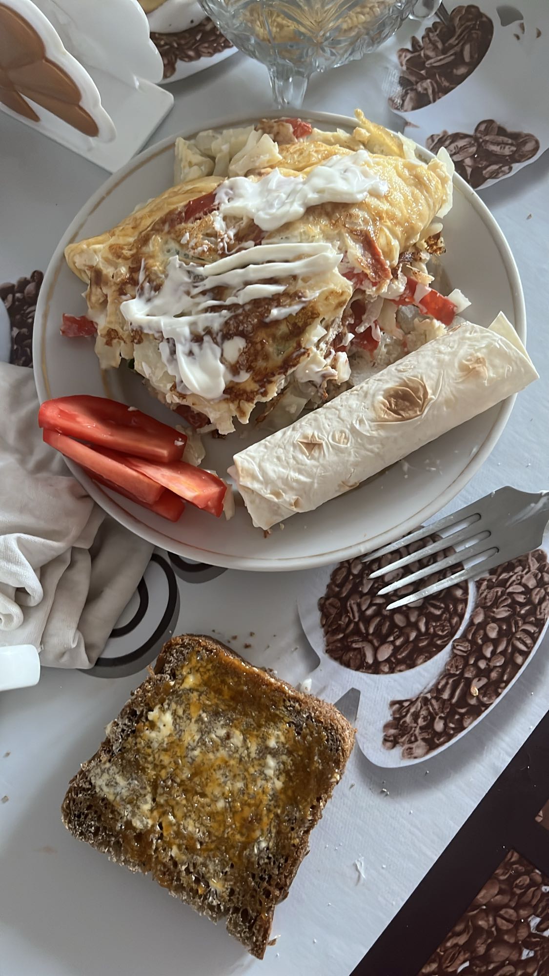 Омлет с лавашом и тостом