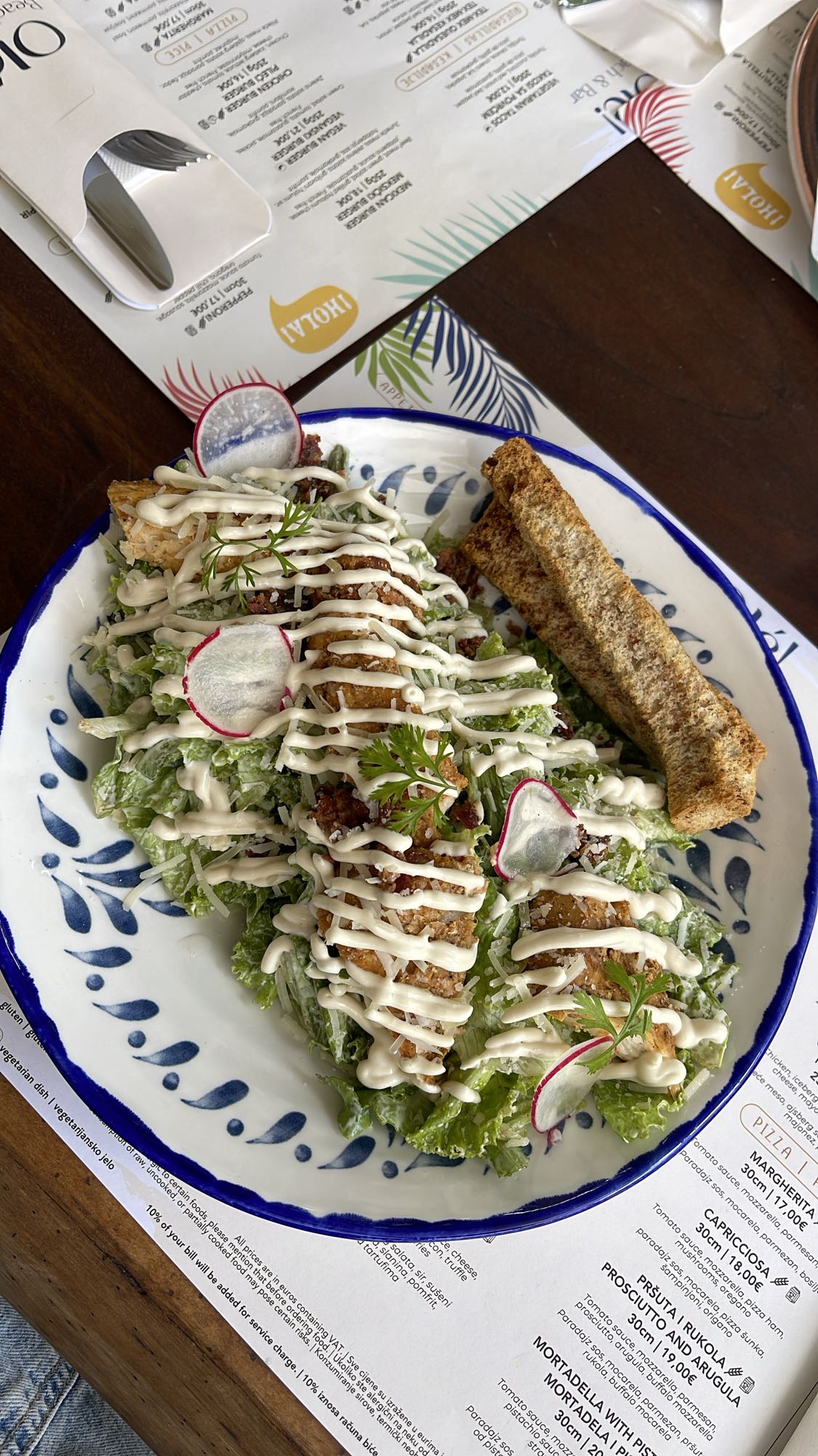 Салат с курицей и тостами