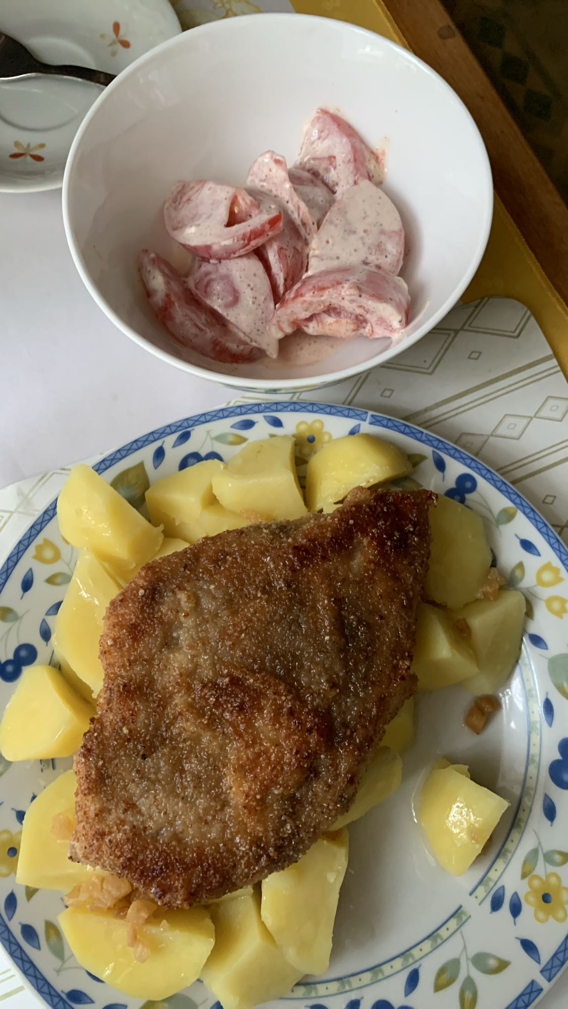 Kotlet z ziemniakami i sałatką