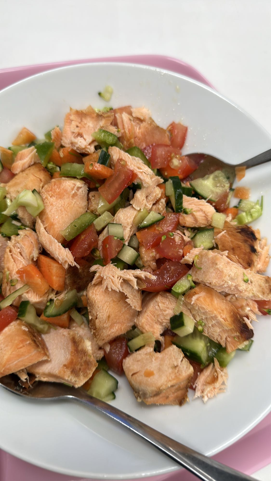 Laks og grønnsakssalat