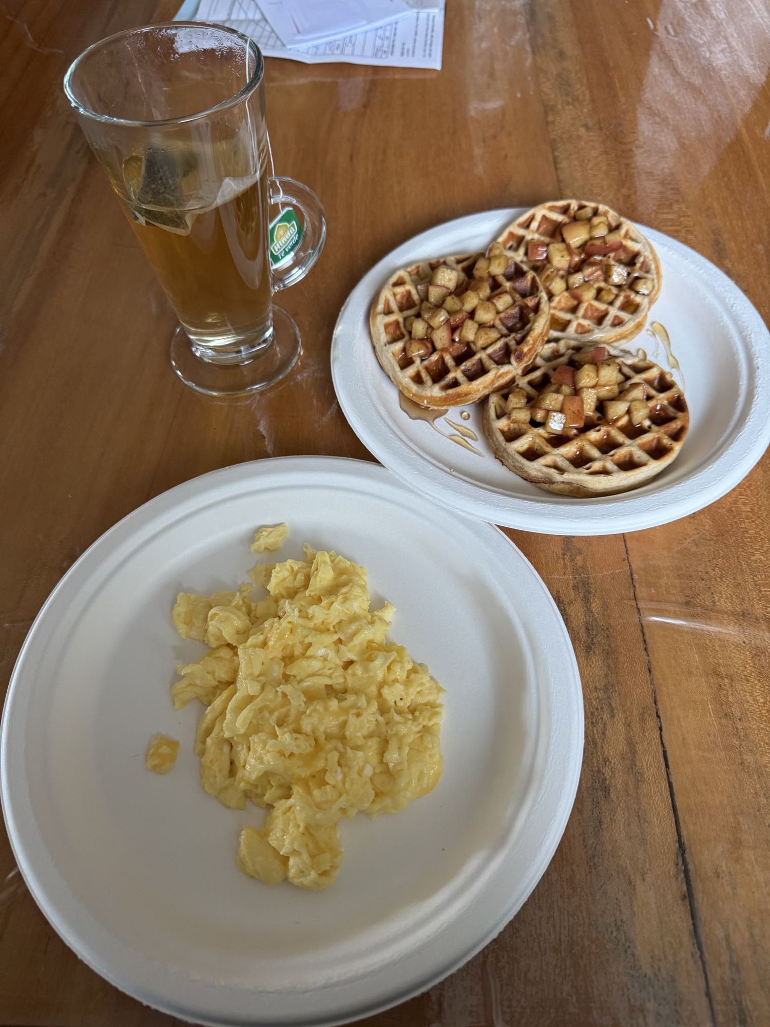 Desayuno con waffles y huevo