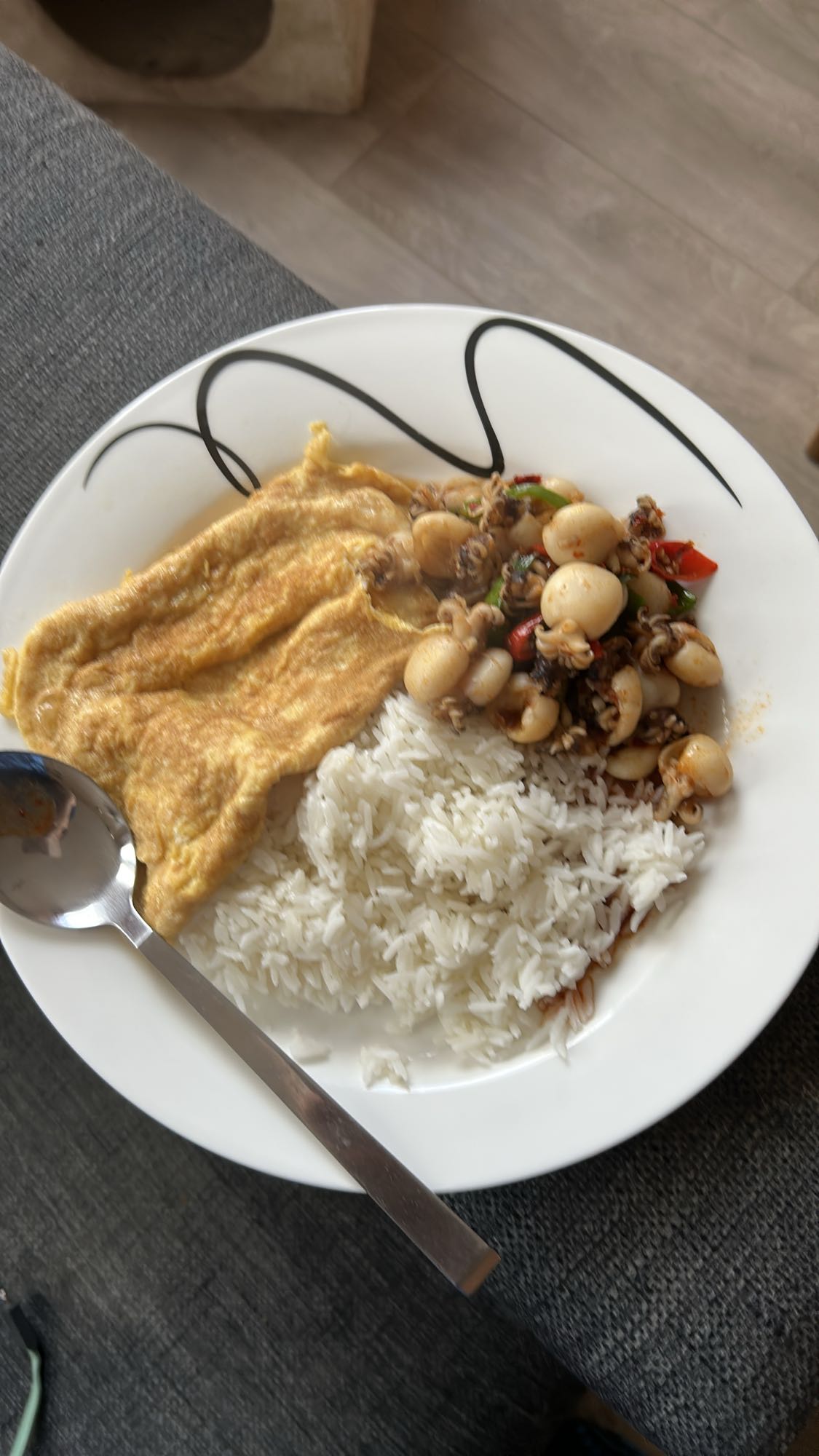 Omelett, ris og blekksprut