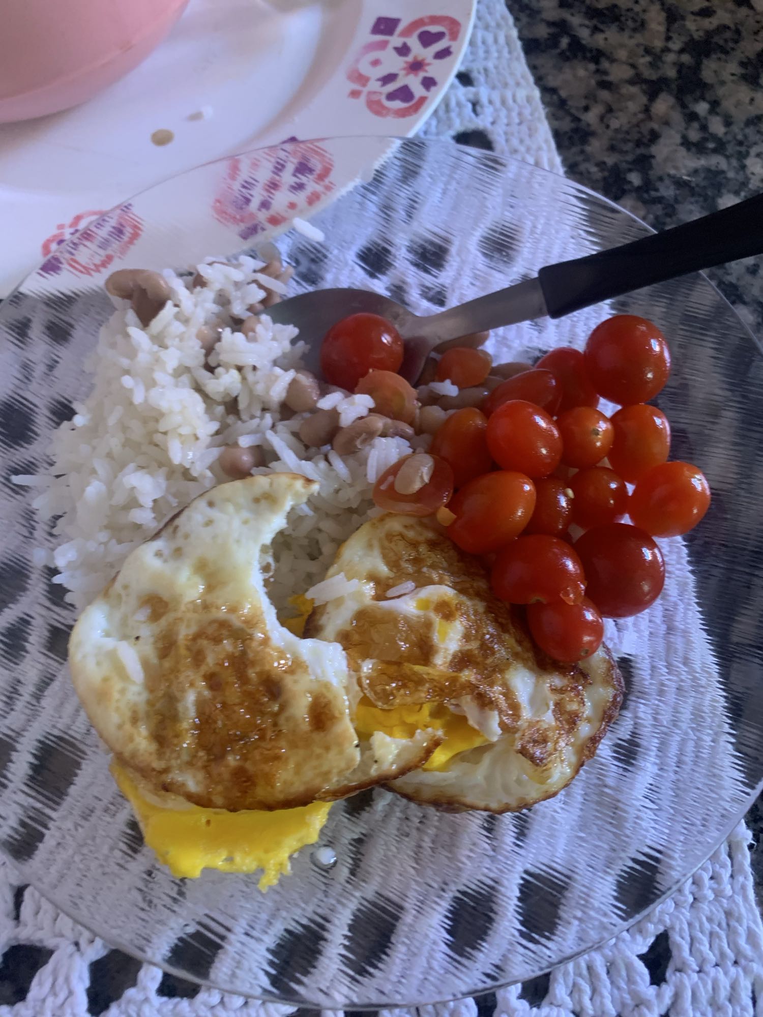 Arroz, feijão, ovo e tomate